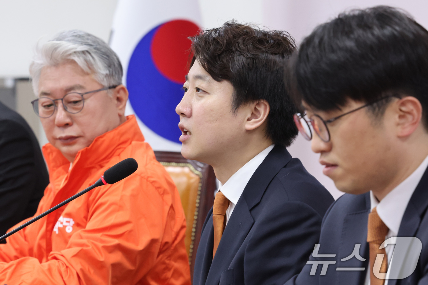 (서울=뉴스1) 신웅수 기자 = 이준석 개혁신당 대표가 4일 서울 여의도 국회에서 열린 최고위원회의에서 발언하고 있다. 2026.5.4/뉴스1