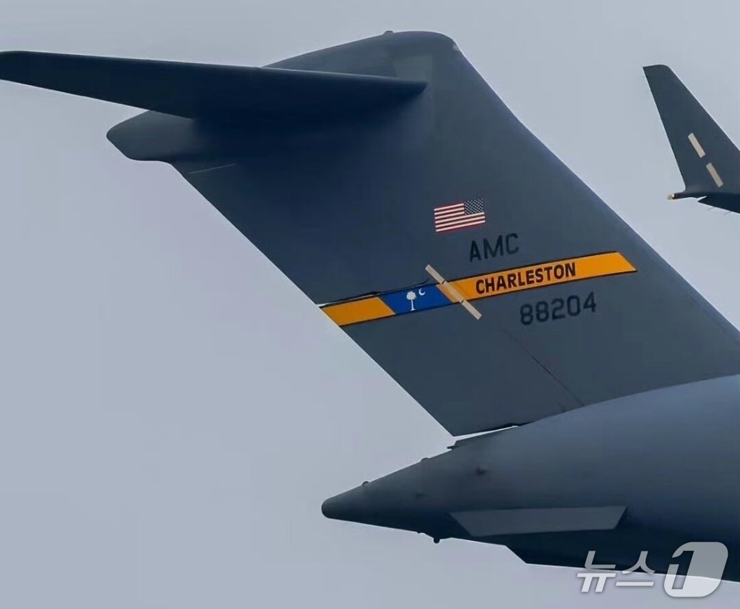 본문 이미지 - 미군 수송기 C-17가 베이징 서우두공항에서 포착됐다. (웨이보 갈무리)