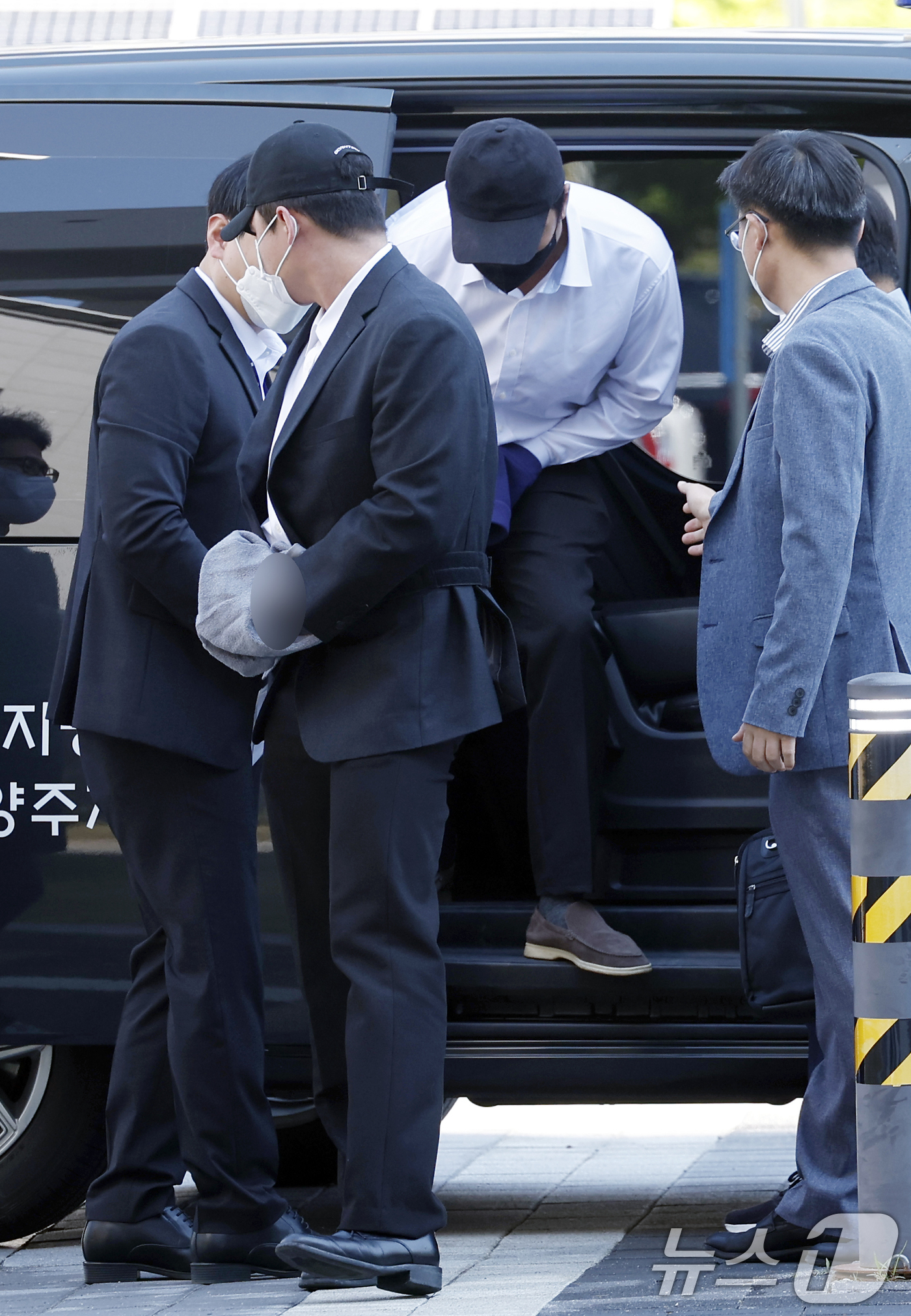 (남양주=뉴스1) 박정호 기자 = 고(故) 김창민 영화감독을 폭행해 숨지게 한 혐의를 받는 피의자 A 씨와 B 씨 2명이 4일 오전 경기도 남양주시 다산중앙로 의정부지법 남양주지원 …