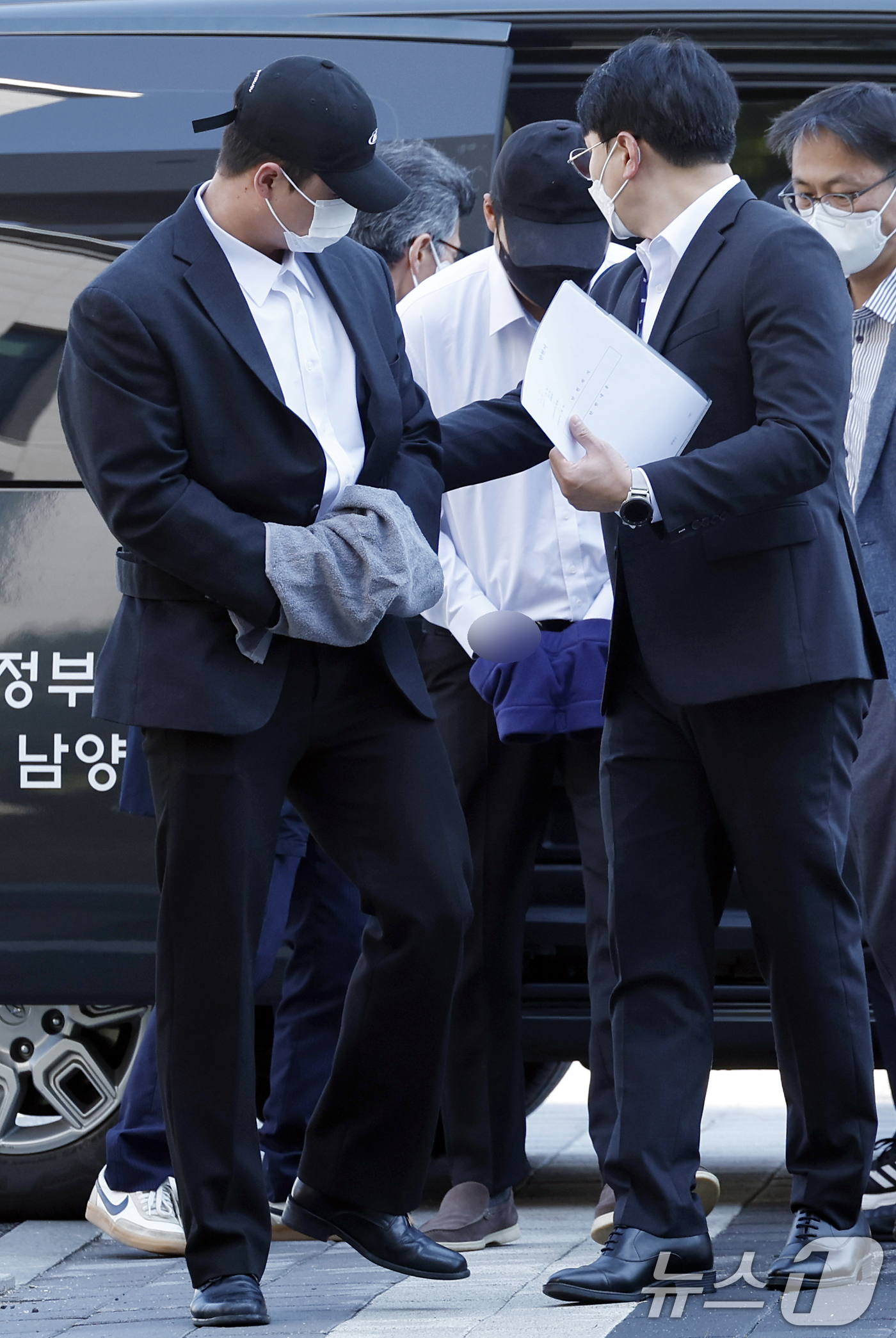 (남양주=뉴스1) 박정호 기자 = 고(故) 김창민 영화감독을 폭행해 숨지게 한 혐의를 받는 피의자 A 씨와 B 씨 2명이 4일 오전 경기도 남양주시 다산중앙로 의정부지법 남양주지원 …