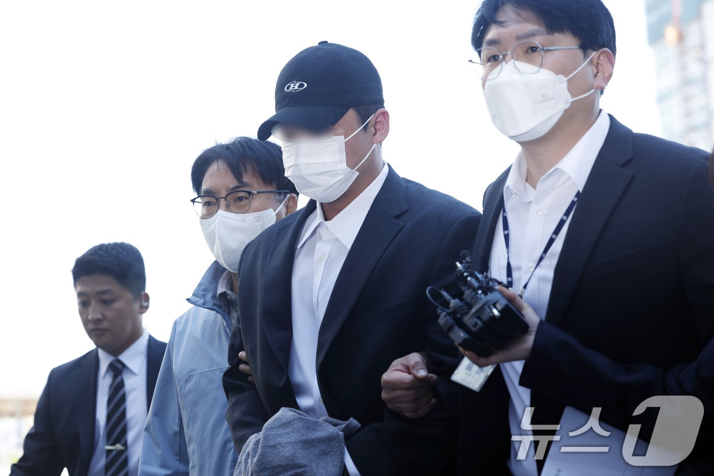 본문 이미지 - 고(故) 김창민 영화감독을 폭행해 숨지게 한 혐의를 받는 피의자 A 씨와 B 씨 2명이 4일 오전 경기도 남양주시 다산중앙로 의정부지법 남양주지원으로 구속 전 피의자 심문(영장실질심사)을 받기 위해 들어오고 있다. 2026.5.4 ⓒ 뉴스1 박정호 기자