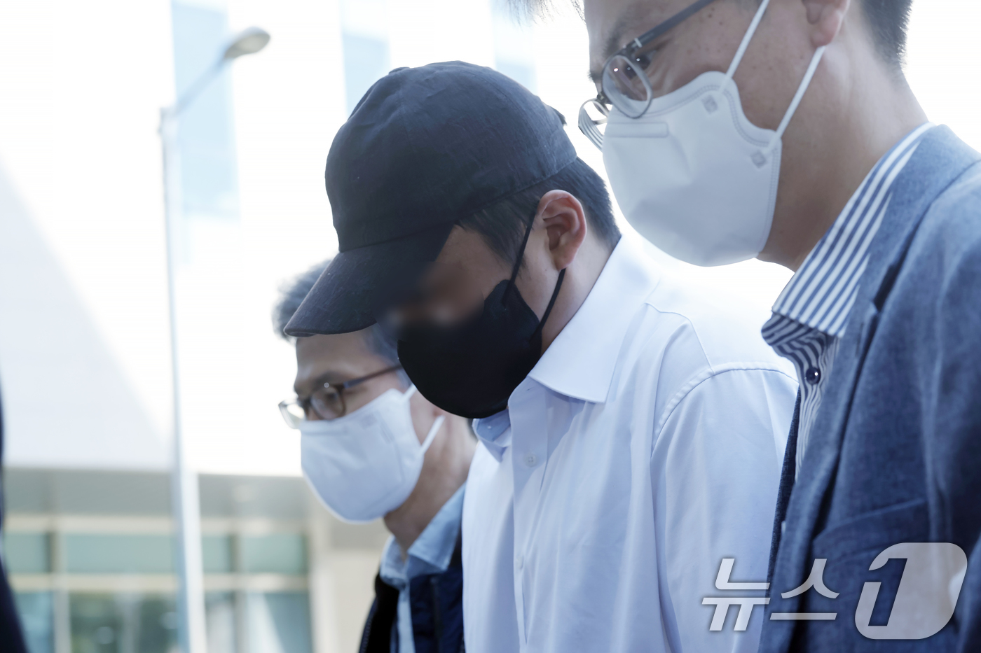 (남양주=뉴스1) 박정호 기자 = 고(故) 김창민 영화감독을 폭행해 숨지게 한 혐의를 받는 피의자 A 씨와 B 씨 2명이 4일 오전 경기도 남양주시 다산중앙로 의정부지법 남양주지원 …