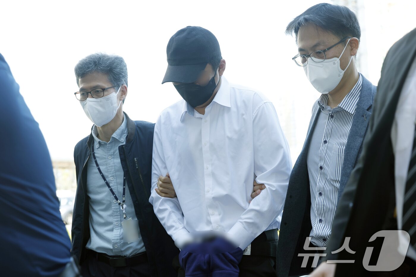 본문 이미지 - 고(故) 김창민 영화감독을 폭행해 숨지게 한 혐의를 받는 피의자 A 씨와 B 씨 2명이 4일 오전 경기도 남양주시 다산중앙로 의정부지법 남양주지원으로 구속 전 피의자 심문(영장실질심사)을 받기 위해 들어오고 있다. 2026.5.4 ⓒ 뉴스1 박정호 기자