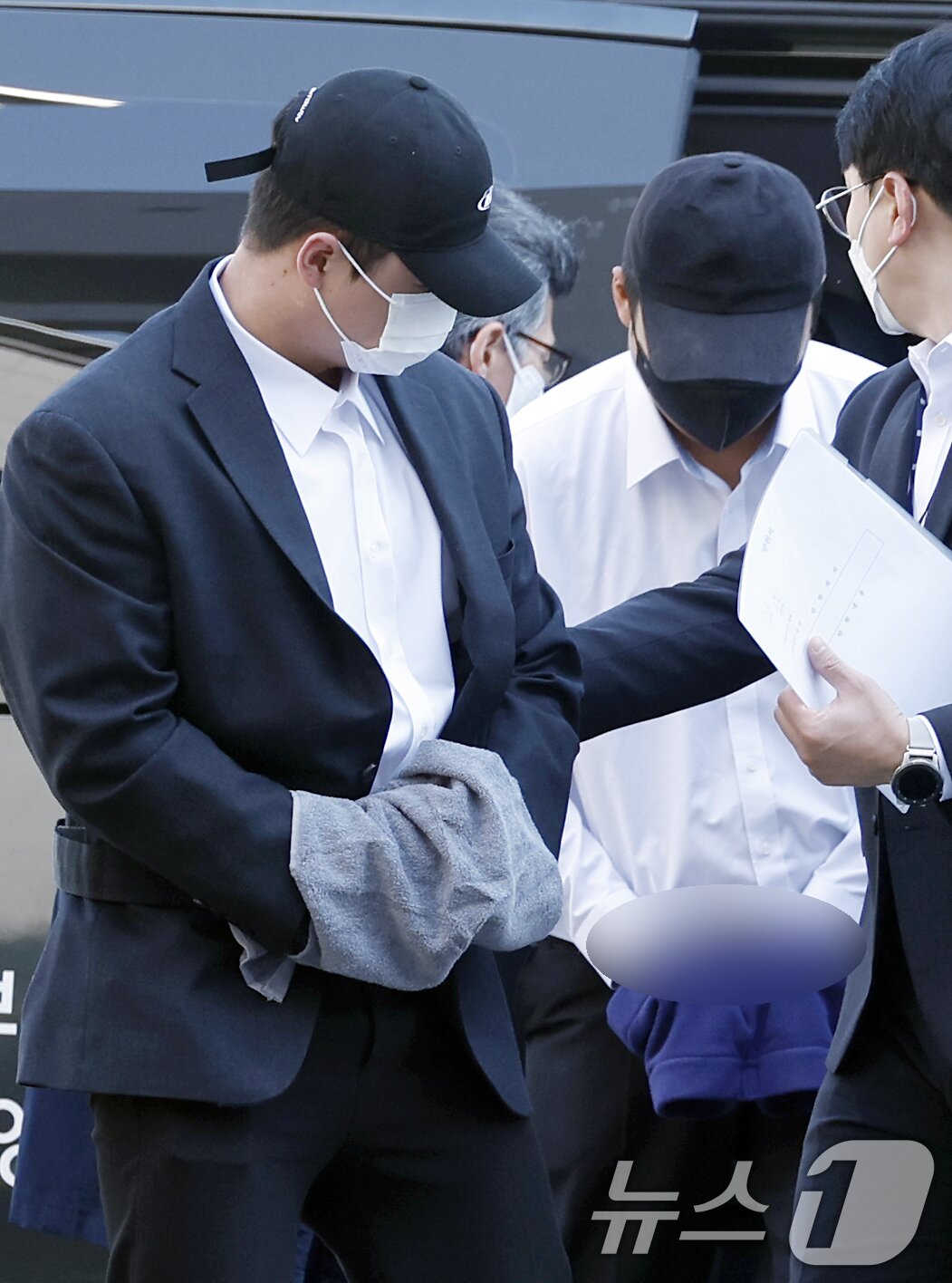 본문 이미지 - 고(故) 김창민 영화감독을 폭행해 숨지게 한 혐의를 받는 피의자 A 씨와 B 씨 2명이 4일 오전 경기도 남양주시 다산중앙로 의정부지법 남양주지원으로 구속 전 피의자 심문(영장실질심사)을 받기 위해 도착하고 있다. 2026.5.4 ⓒ 뉴스1 박정호 기자