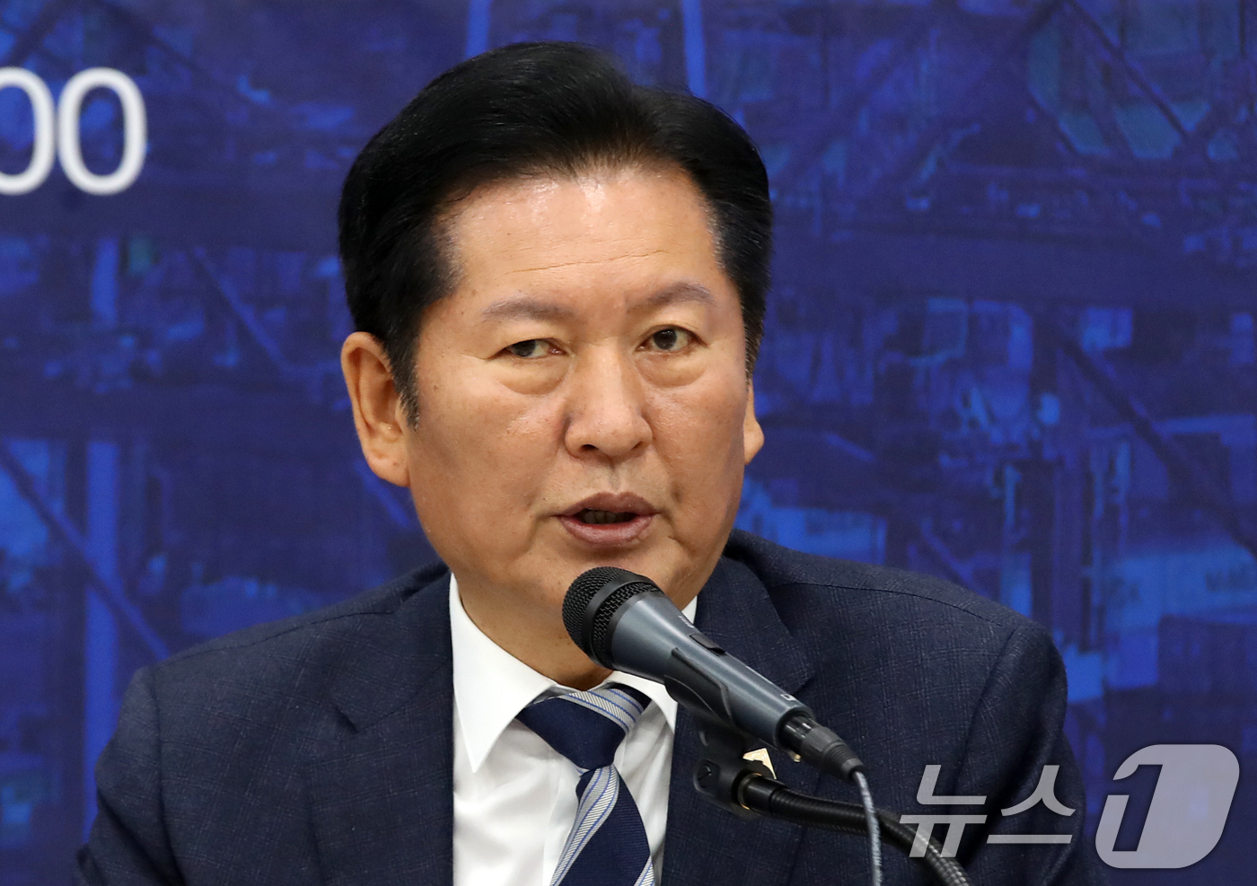 (부산=뉴스1) 윤일지 기자 = 정청래 더불어민주당 대표가 4일 오전 부산 동구 부산항국제전시컨벤션센터에서 열린 부산 현장 최고위원회의에서 발언하고 있다. 2026.5.4/뉴스1