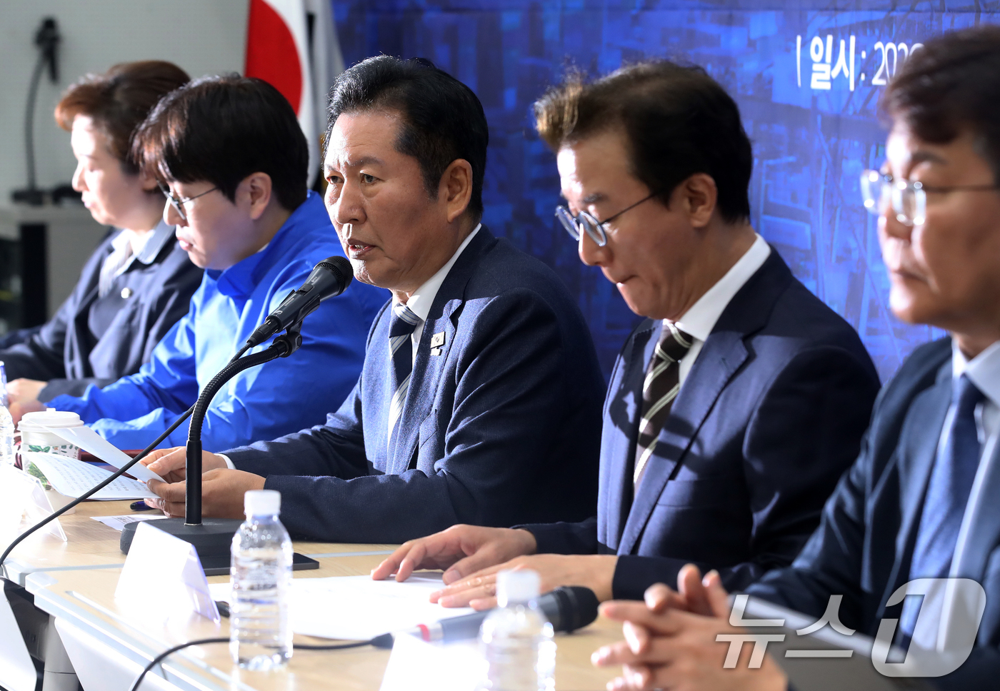 (부산=뉴스1) 윤일지 기자 = 정청래 더불어민주당 대표가 4일 오전 부산 동구 부산항국제전시컨벤션센터에서 열린 부산 현장 최고위원회의에서 발언하고 있다. 2026.5.4/뉴스1
