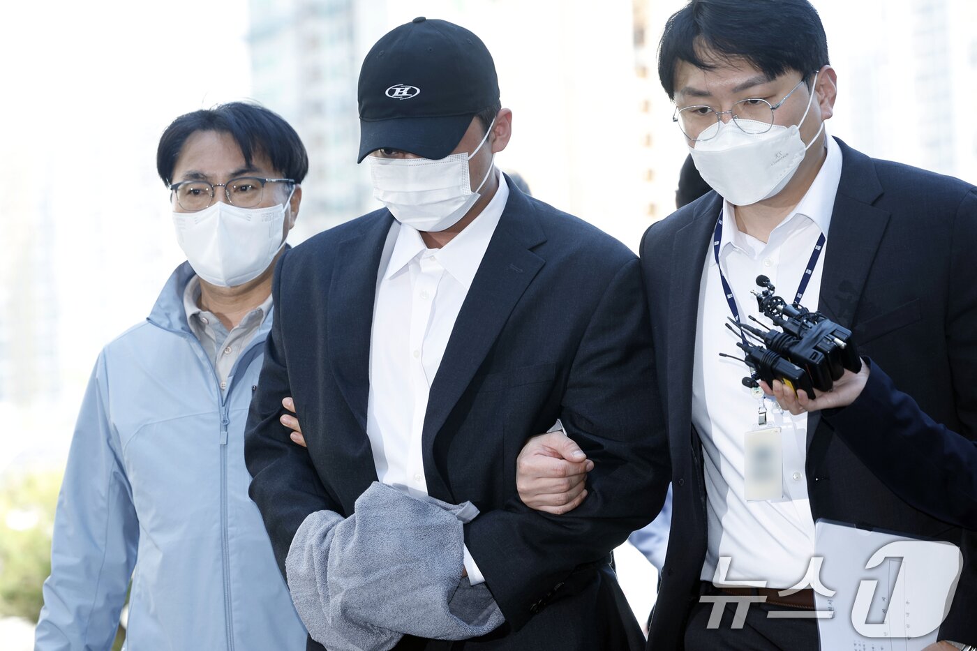 본문 이미지 - 고(故) 김창민 영화감독을 폭행해 숨지게 한 혐의를 받는 피의자 A 씨와 B 씨 2명이 4일 오전 경기도 남양주시 다산중앙로 의정부지법 남양주지원으로 구속 전 피의자 심문(영장실질심사)을 받기 위해 들어오고 있다. 2026.5.4 ⓒ 뉴스1 박정호 기자