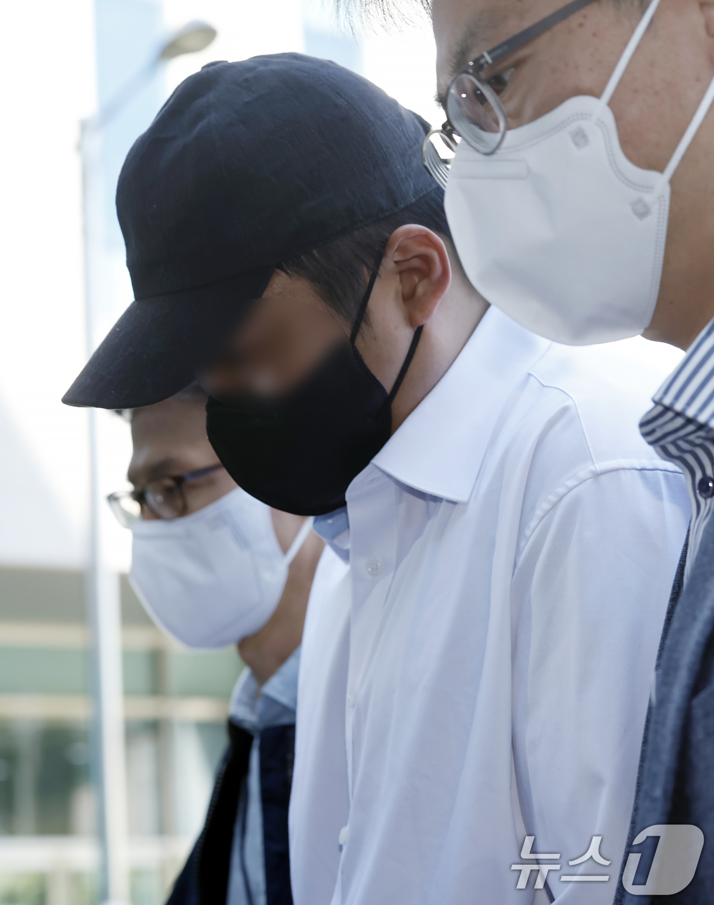 (남양주=뉴스1) 박정호 기자 = 고(故) 김창민 영화감독을 폭행해 숨지게 한 혐의를 받는 피의자 A 씨와 B 씨 2명이 4일 오전 경기도 남양주시 다산중앙로 의정부지법 남양주지원 …