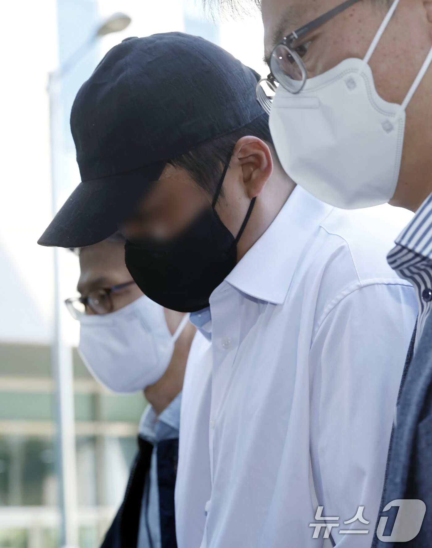 본문 이미지 - 고(故) 김창민 영화감독을 폭행해 숨지게 한 혐의를 받는 피의자 A 씨와 B 씨 2명이 4일 오전 경기도 남양주시 다산중앙로 의정부지법 남양주지원으로 구속 전 피의자 심문(영장실질심사)을 받기 위해 들어오고 있다. 2026.5.4 ⓒ 뉴스1 박정호 기자
