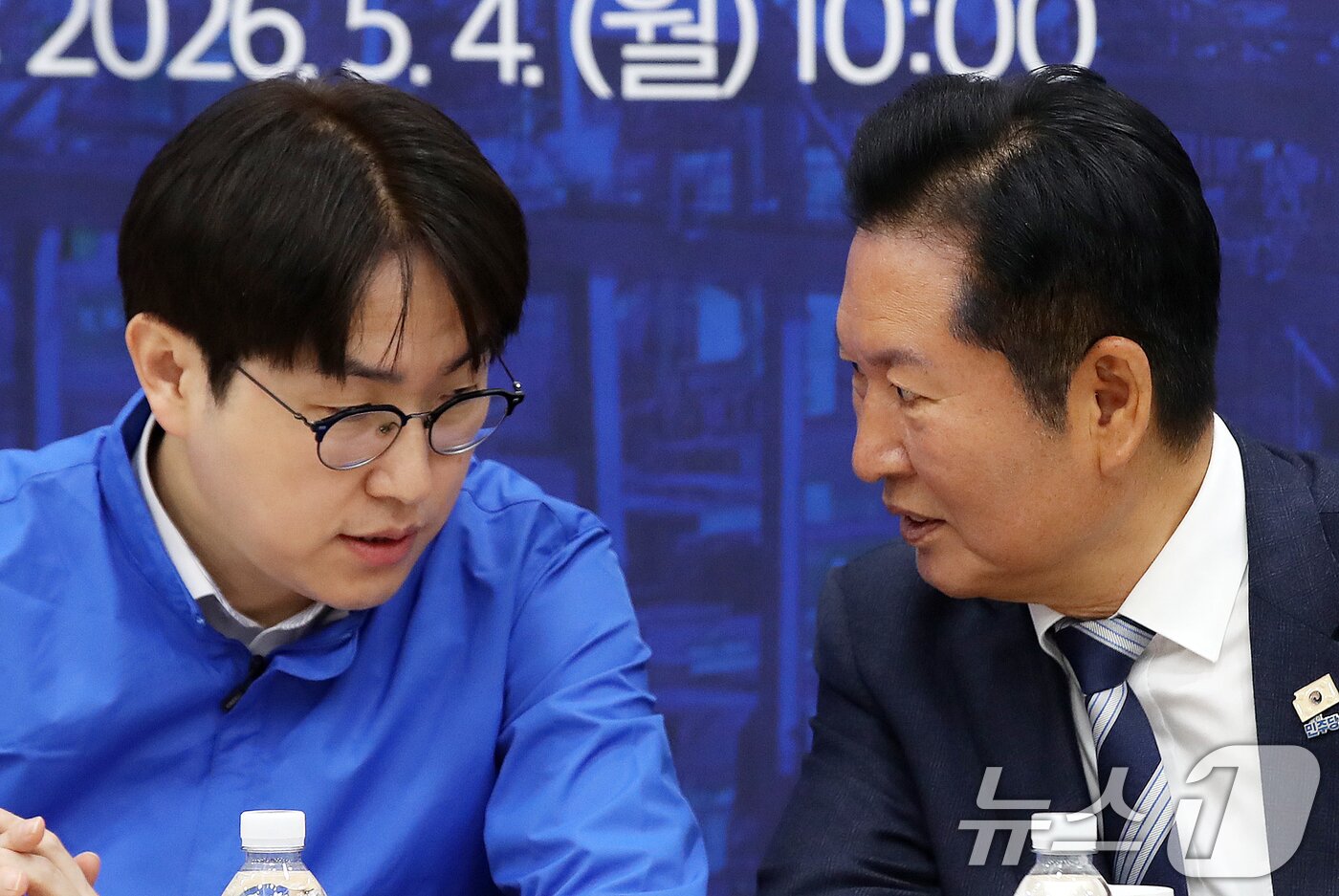 본문 이미지 - 정청래 더불어민주당 대표와 부산 북갑 보궐선거 후보인 하정우 전 청와대 AI미래기획수석이 4일 오전 부산 동구 부산항국제전시컨벤션센터에서 열린 부산 현장 최고위원회의에서 대화하고 있다. 2026.5.4 ⓒ 뉴스1 윤일지 기자