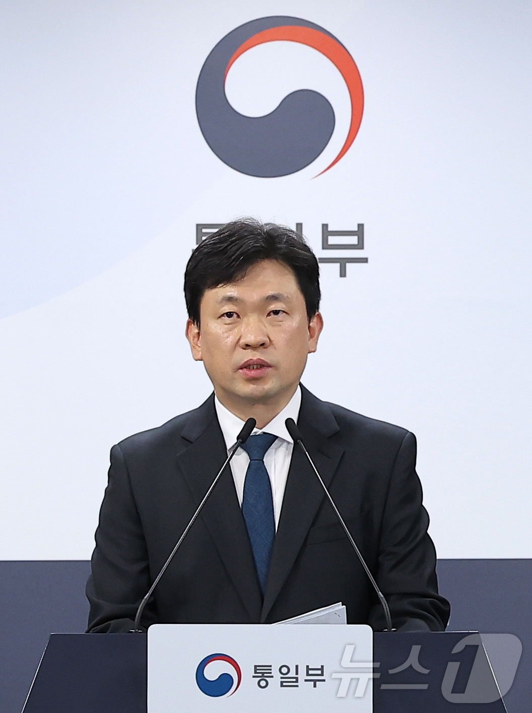 (서울=뉴스1) 김성진 기자 = 윤민호 통일부 대변인이 4일 서울 종로구 정부서울청사에서 정례 브리핑을 하고 있다. 2026.5.4/뉴스1