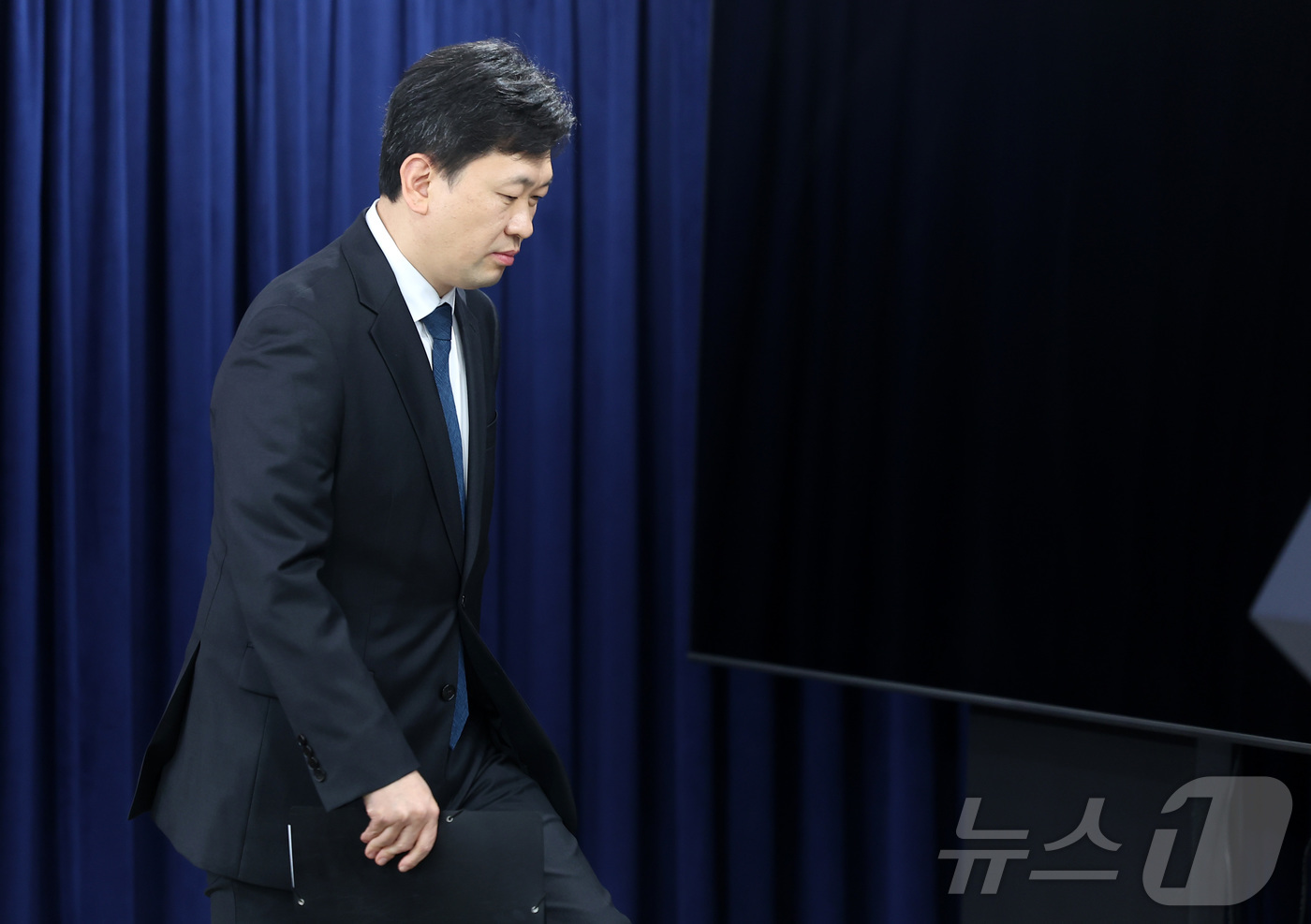 (서울=뉴스1) 김성진 기자 = 윤민호 통일부 대변인이 4일 서울 종로구 정부서울청사에서 정례 브리핑을 하기 위해 단상으로 향하고 있다. 2026.5.4/뉴스1