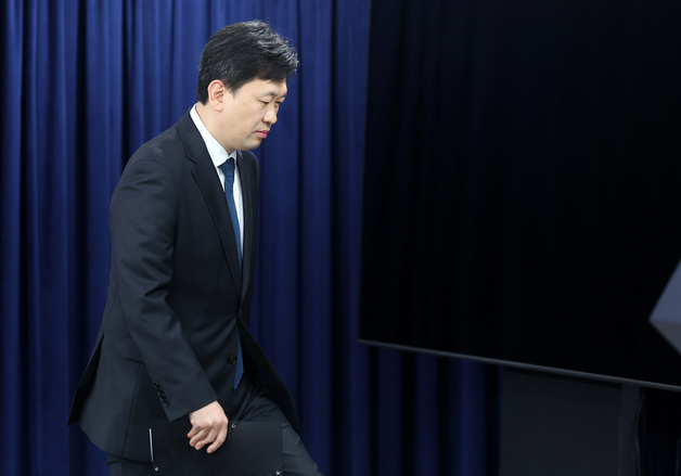통일부 정례 브리핑 참석하는 윤민호 대변인