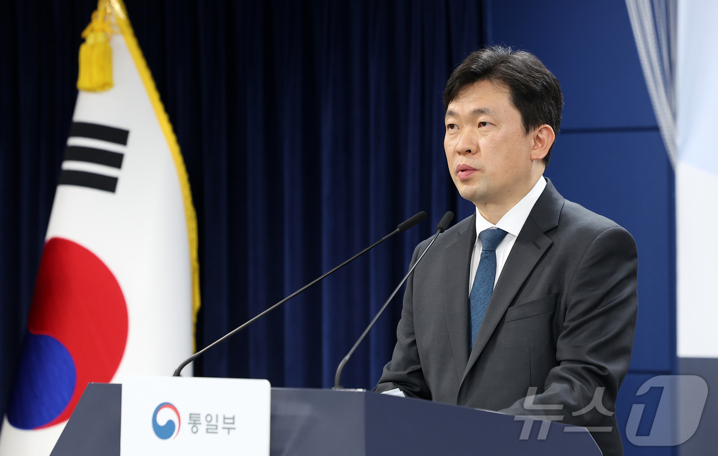 (서울=뉴스1) 김성진 기자 = 윤민호 통일부 대변인이 4일 서울 종로구 정부서울청사에서 정례 브리핑을 하고 있다. 2026.5.4/뉴스1
