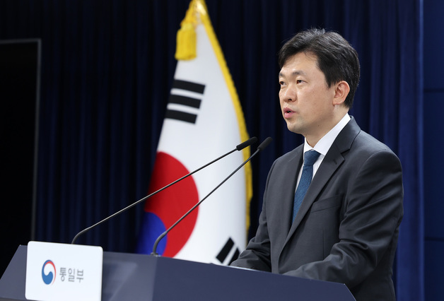 정례 브리핑하는 윤민호 통일부 대변인