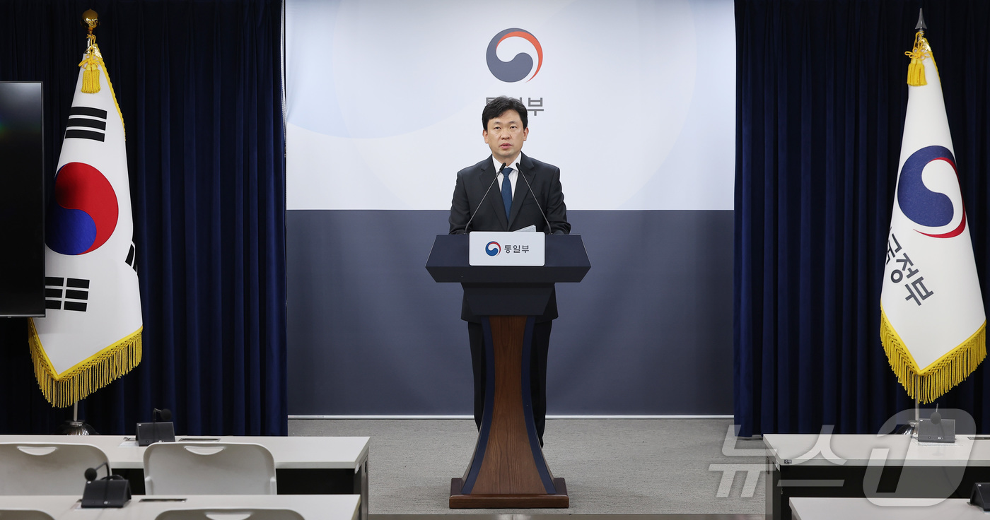 (서울=뉴스1) 김성진 기자 = 윤민호 통일부 대변인이 4일 서울 종로구 정부서울청사에서 정례 브리핑을 하고 있다. 2026.5.4/뉴스1