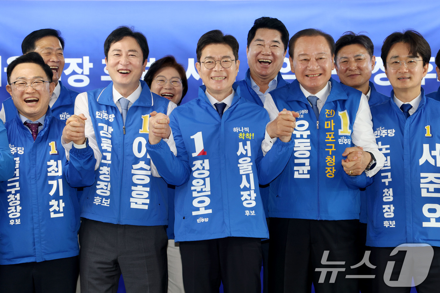 (서울=뉴스1) 이광호 기자 = 정원오 더불어민주당 서울시장 후보가 4일 오전 서울 중구 선거사무실에서 가진 서울지역 구청장 후보들과의 간담회에 앞서 참석자들과 기념촬영을 하고 있 …