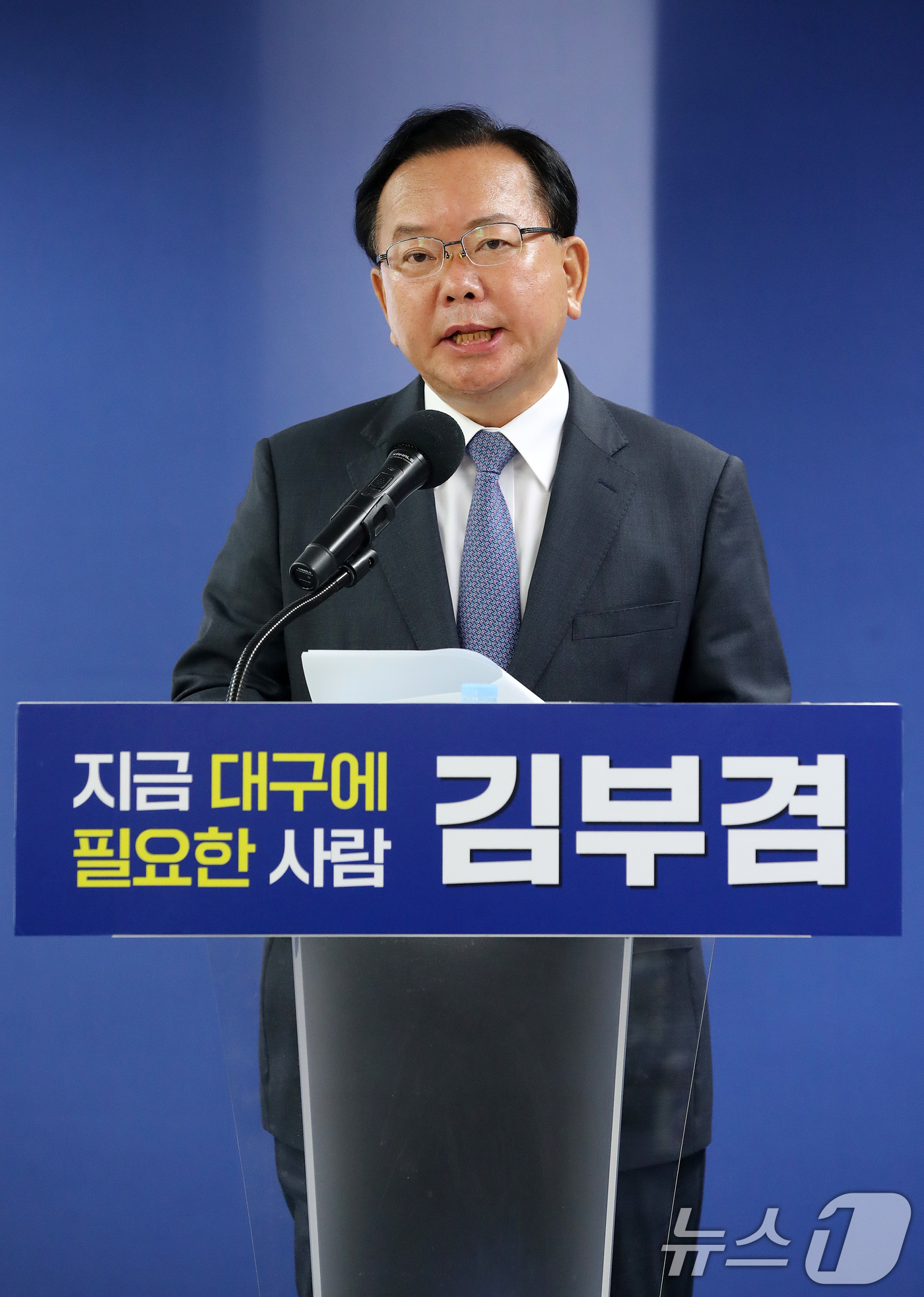 (대구=뉴스1) 공정식 기자 = 김부겸 더불어민주당 대구시장 후보가 4일 오전 대구 달서구 선거사무소에서 6·3 지방선거 다섯 번째 공약을 발표하고 있다. 2026.5.4/뉴스1
