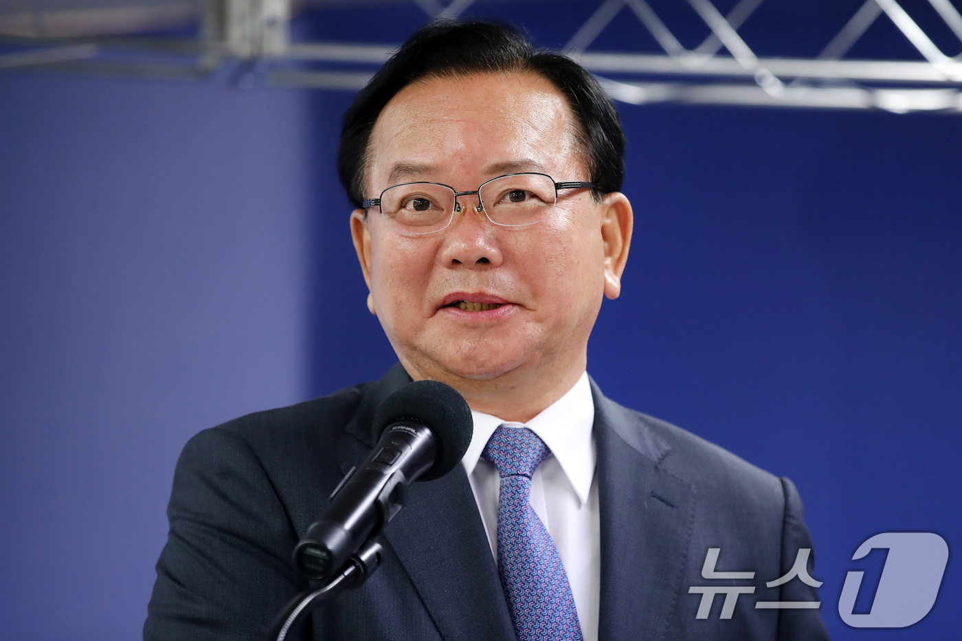 (대구=뉴스1) 공정식 기자 = 김부겸 더불어민주당 대구시장 후보가 4일 오전 대구 달서구 선거사무소에서 6·3 지방선거 다섯 번째 공약을 발표하고 있다. 2026.5.4/뉴스1