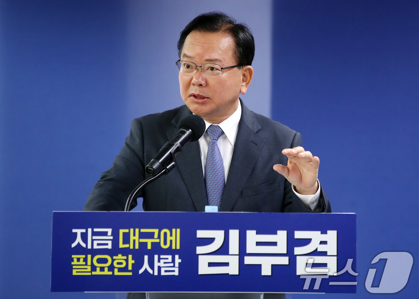 본문 이미지 - 김부겸 더불어민주당 대구시장 후보가 4일 오전 대구 달서구 선거사무소에서 6·3 지방선거 다섯 번째 공약을 발표하고 있다. 2026.5.4 ⓒ 뉴스1 공정식 기자
