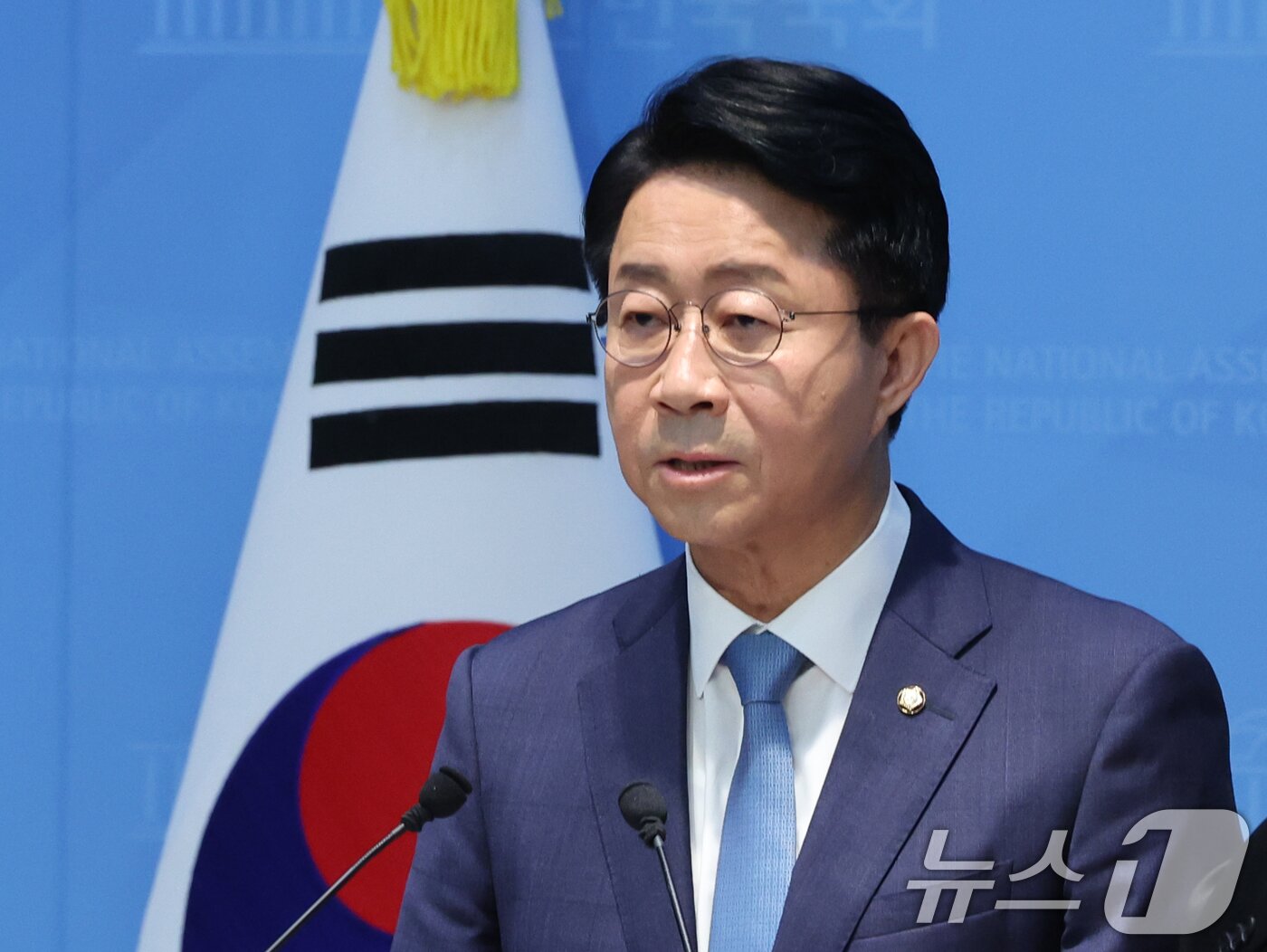본문 이미지 - 조정식 더불어민주당 의원이 4일 오전 서울 여의도 국회 소통관에서 제22대 국회 하반기 국회의장 출마 기자회견을 하고 있다. 2026.5.4 ⓒ 뉴스1 황기선 기자