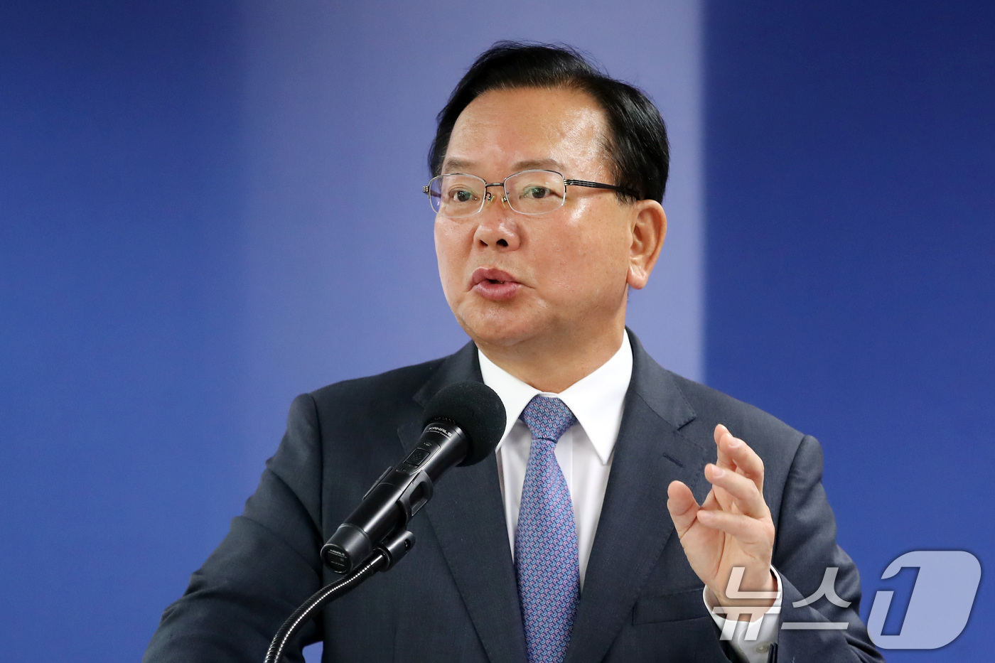 (대구=뉴스1) 공정식 기자 = 김부겸 더불어민주당 대구시장 후보가 4일 오전 대구 달서구 선거사무소에서 6·3 지방선거 다섯 번째 공약을 발표하고 있다. 2026.5.4/뉴스1