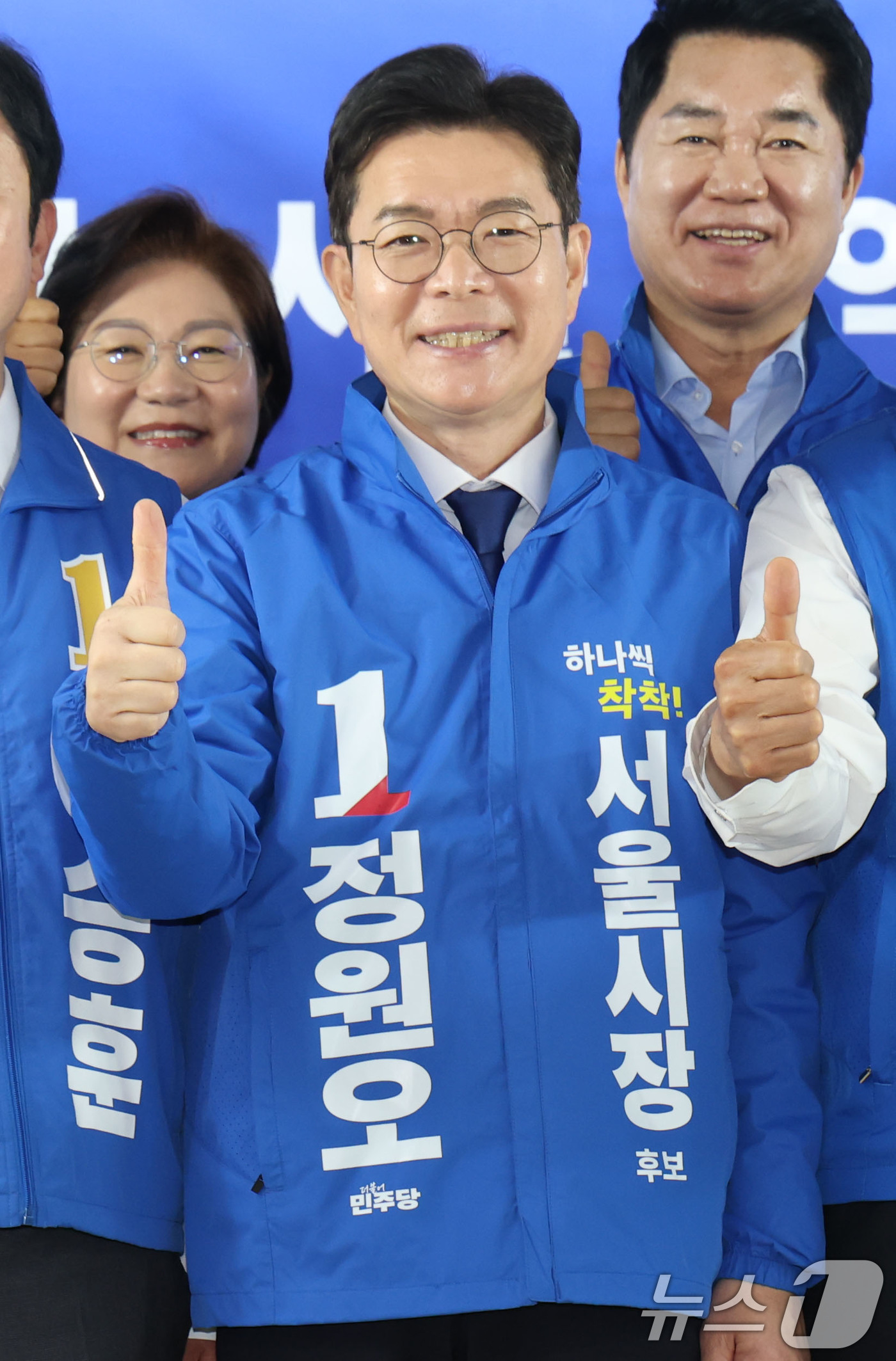 (서울=뉴스1) 이광호 기자 = 정원오 더불어민주당 서울시장 후보가 4일 오전 서울 중구 선거사무실에서 가진 서울지역 구청장 후보들과의 간담회에 앞서 참석자들과 기념촬영을 하고 있 …