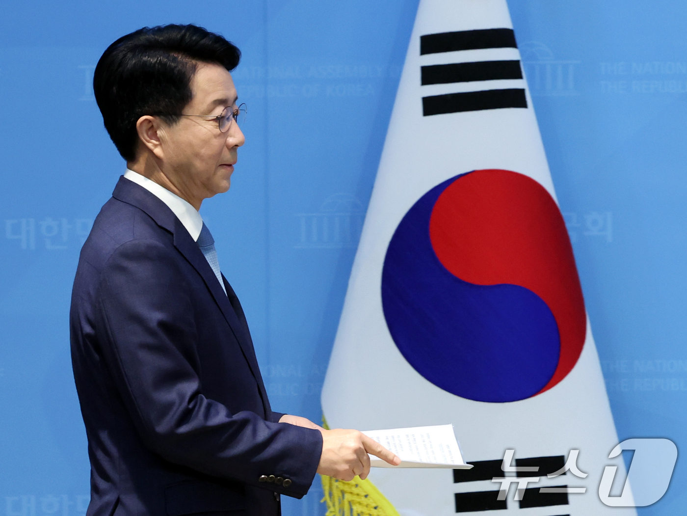 (서울=뉴스1) 황기선 기자 = 조정식 더불어민주당 의원이 4일 오전 서울 여의도 국회 소통관에서 제22대 국회  하반기 국회의장 출마 기자회견을 위해 발걸음을 옮기고 있다.  2 …