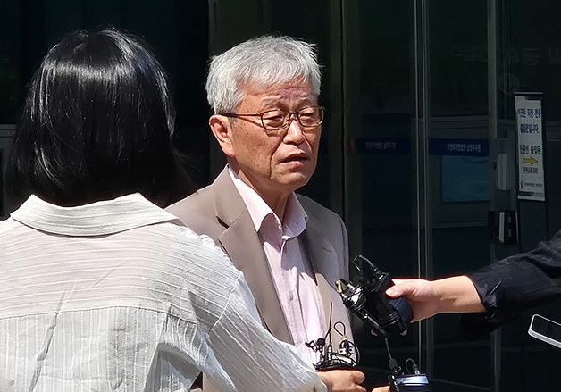 취재진 질문에 답하는 김창민 감독 아버지