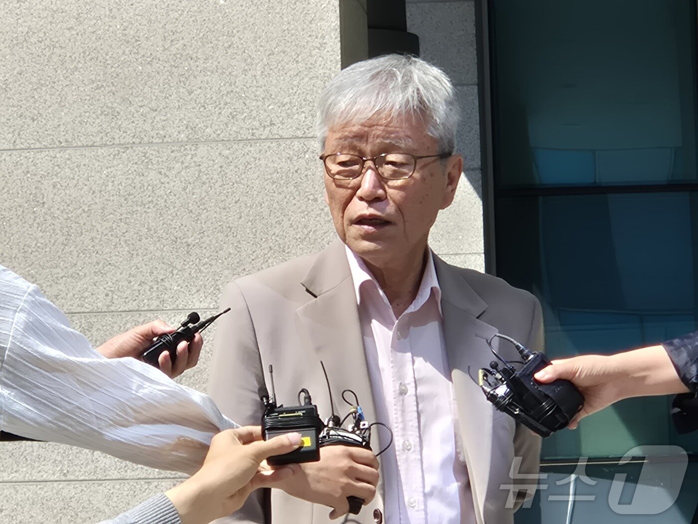 본문 이미지 - 김창민 영화감독의 아버지가 법원 앞에서 취재진과 인터뷰를 하고 있다. 2026.5.4 ⓒ 뉴스1 양희문 기자