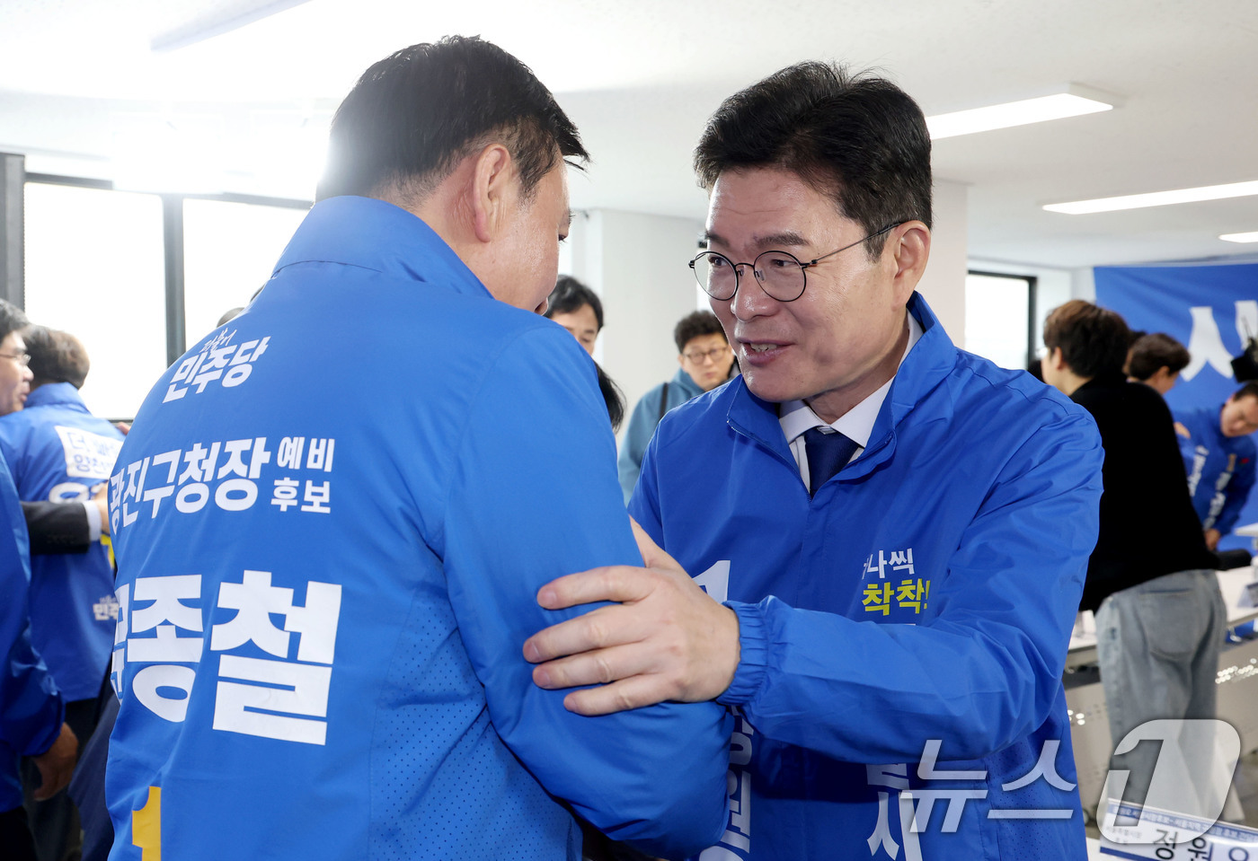 (서울=뉴스1) 이광호 기자 = 정원오 더불어민주당 서울시장 후보가 4일 오전 서울 중구 선거사무실에서 가진 서울지역 구청장 후보들과의 간담회에 앞서 참석자들과 인사나누고 있다. …