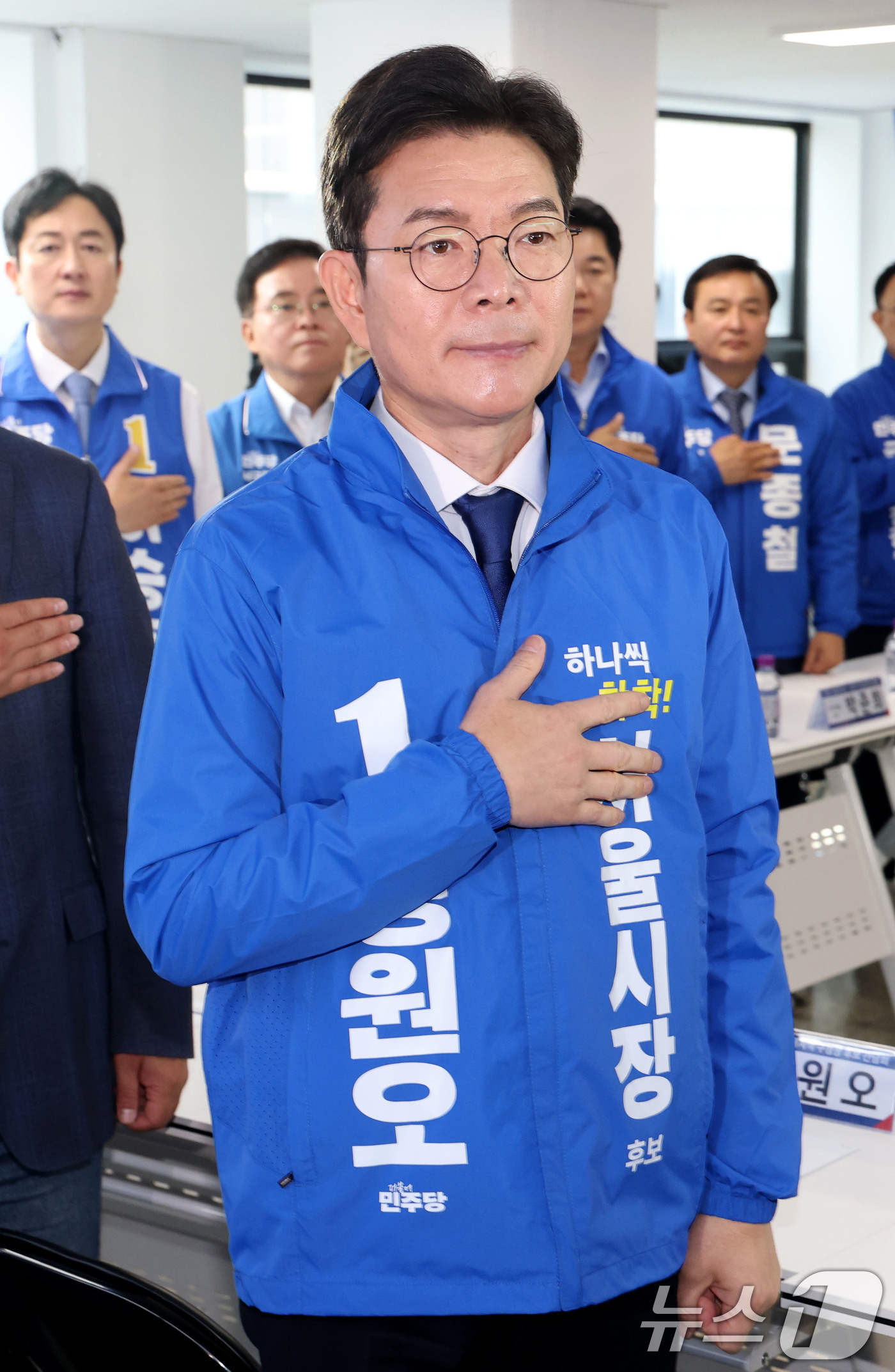 (서울=뉴스1) 이광호 기자 = 정원오 더불어민주당 서울시장 후보가 4일 오전 서울 중구 선거사무실에서 가진 서울지역 구청장 후보들과의 간담회에서 국기에 경례를 하고 있다.. …