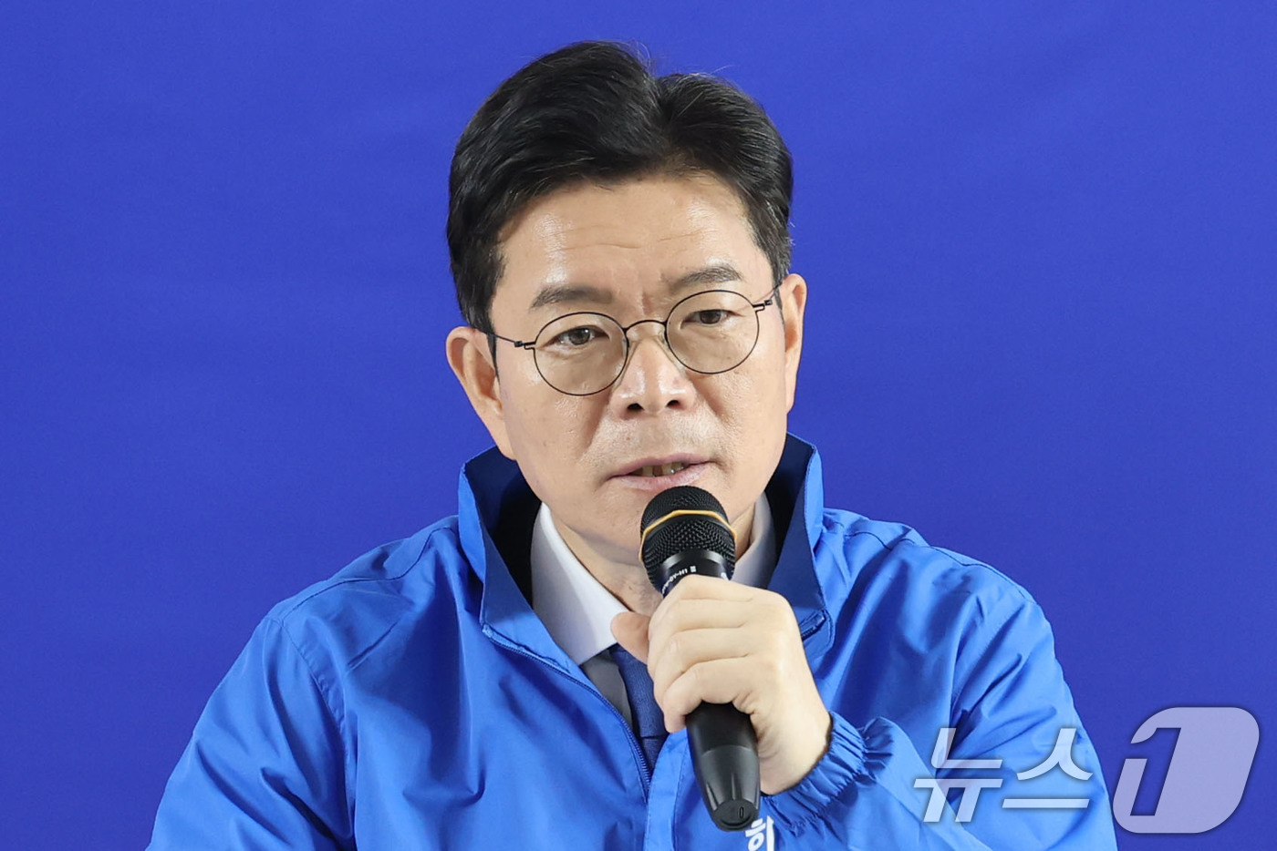 (서울=뉴스1) 이광호 기자 = 정원오 더불어민주당 서울시장 후보가 4일 오전 서울 중구 선거사무실에서 가진 서울지역 구청장 후보들과의 간담회에서 발언하고 있다. 2026.5.4/ …
