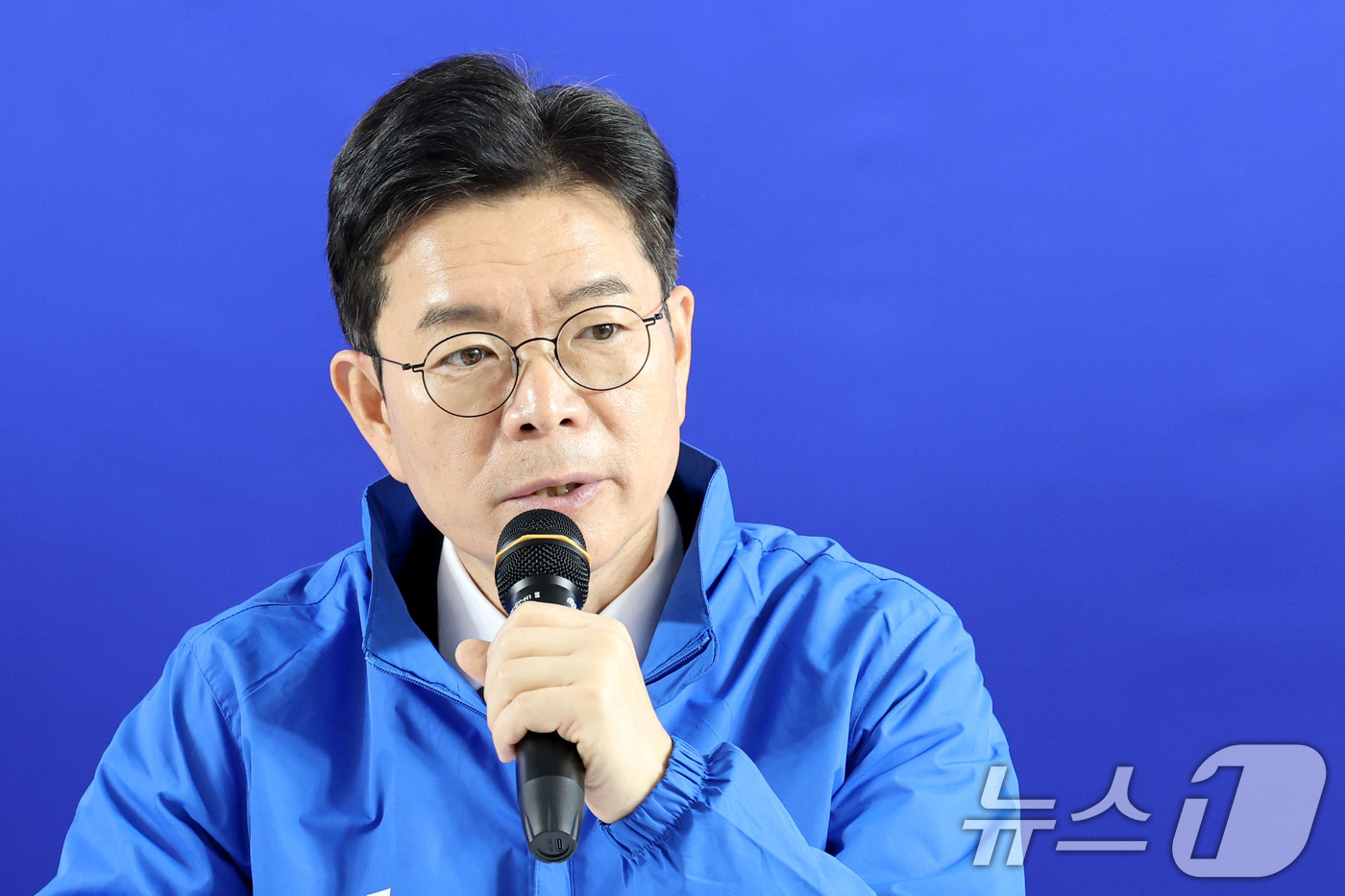 (서울=뉴스1) 이광호 기자 = 정원오 더불어민주당 서울시장 후보가 4일 오전 서울 중구 선거사무실에서 가진 서울지역 구청장 후보들과의 간담회에서 발언하고 있다. 2026.5.4/ …