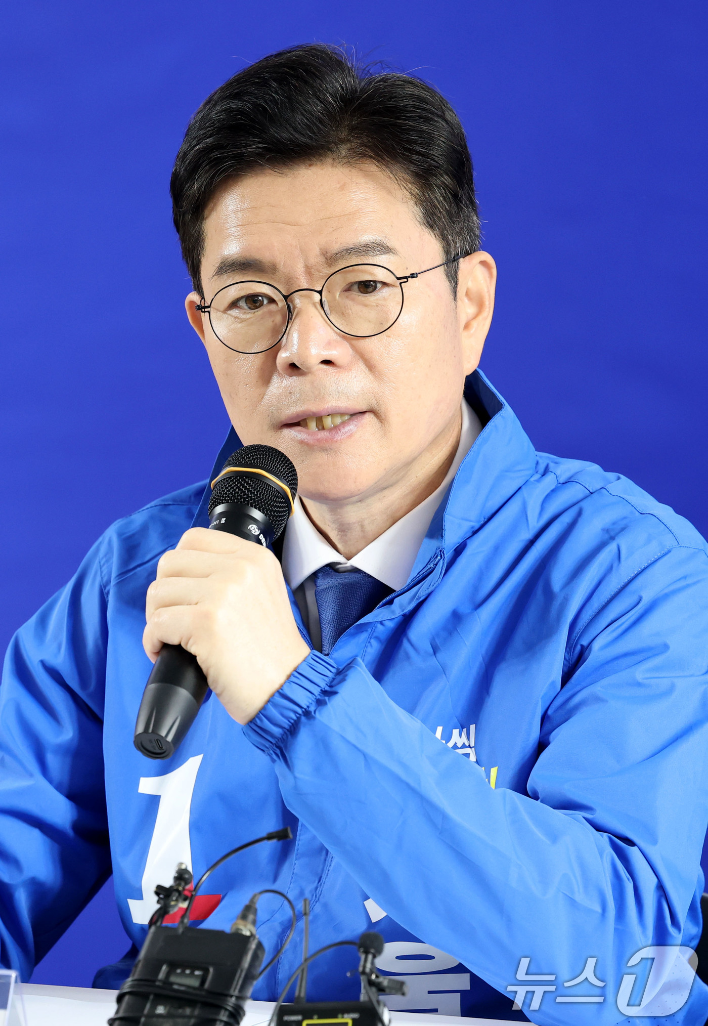 (서울=뉴스1) 이광호 기자 = 정원오 더불어민주당 서울시장 후보가 4일 오전 서울 중구 선거사무실에서 가진 서울지역 구청장 후보들과의 간담회에서 발언하고 있다. 2026.5.4/ …