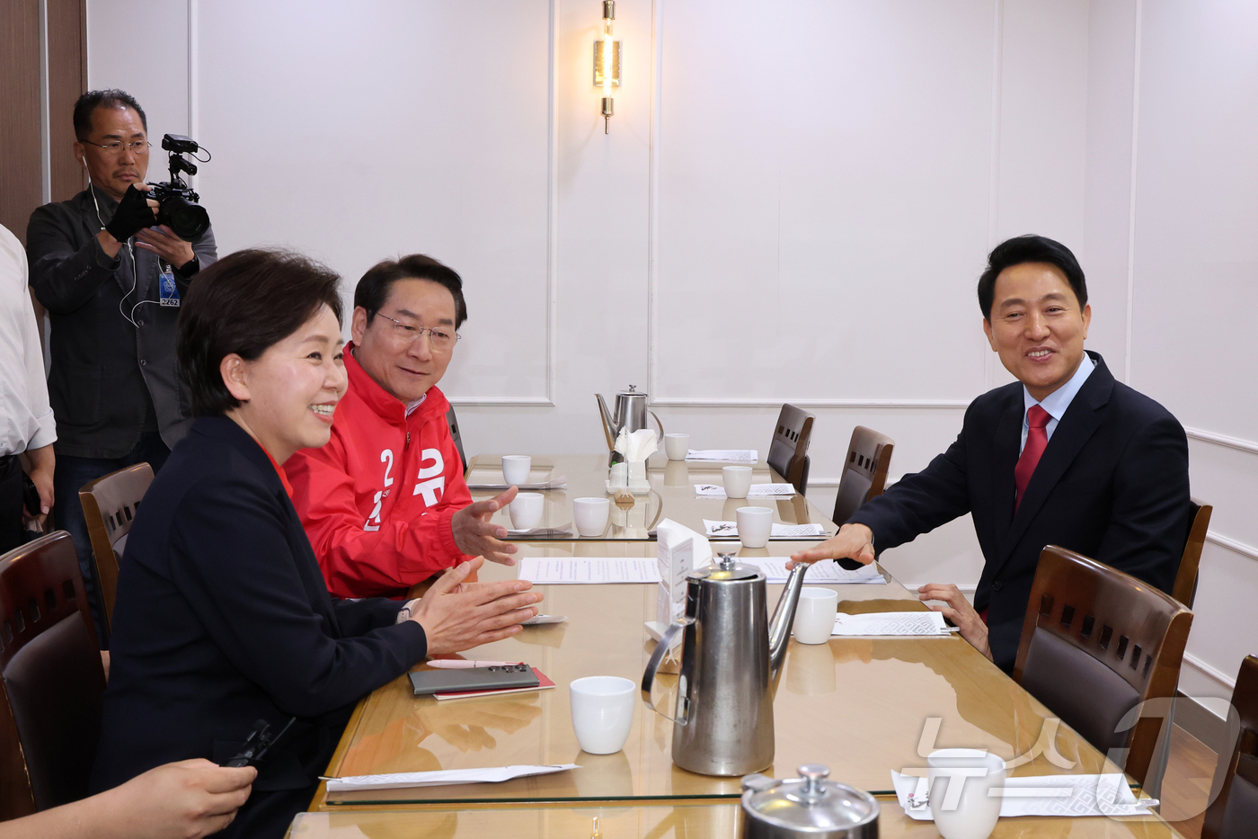 (서울=뉴스1) 황기선 기자 = 오세훈 국민의힘 서울시장 후보와 양향자 경기도지사 후보, 유정복 인천시장 후보가 4일 오전 서울 여의도 국회 의원회관에서 '사법내란 저지를 위한 수 …