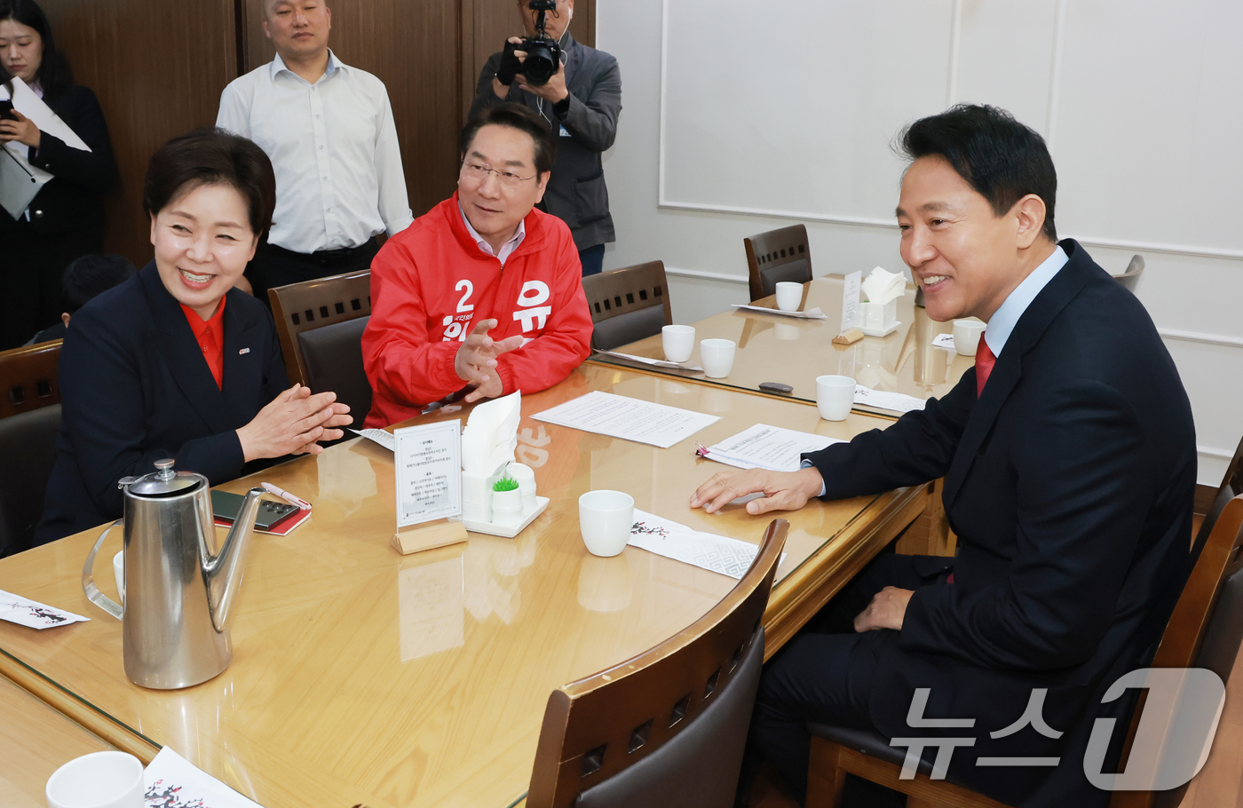 (서울=뉴스1) = 국민의힘 오세훈 서울시장 후보(오른쪽부터 시계반대방향으로)·유정복 인천시장 후보·양향자 경기도지사 후보가 4일 국회 의원회관에서 수도권 공동 선거 전략을 논의하 …