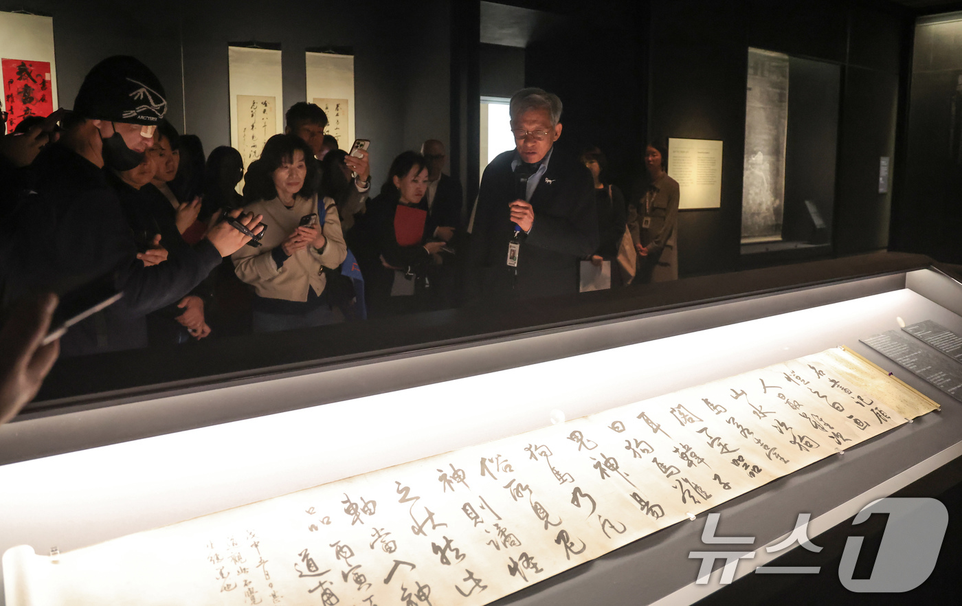 (서울=뉴스1) 임지훈 인턴기자 = 유홍준 국립중앙박물관장이 4일 오전 서울 용산구 국립중앙박물관 상설전시관 서화실에서 열린 '단원 김홍도, 시대를 그리다' 전시회에서 작품 설명을 …