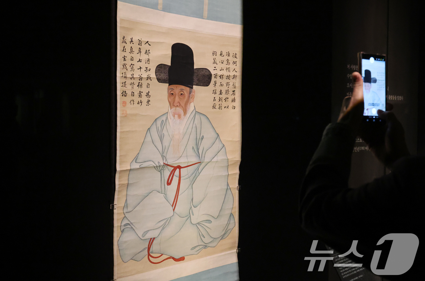 (서울=뉴스1) 임지훈 인턴기자 = 4일 오전 서울 용산구 국립중앙박물관 상설전시관 서화실에서 열린 '단원 김홍도, 시대를 그리다' 전시회에서 한 관람객이 조선 후기 대표적인 지식 …