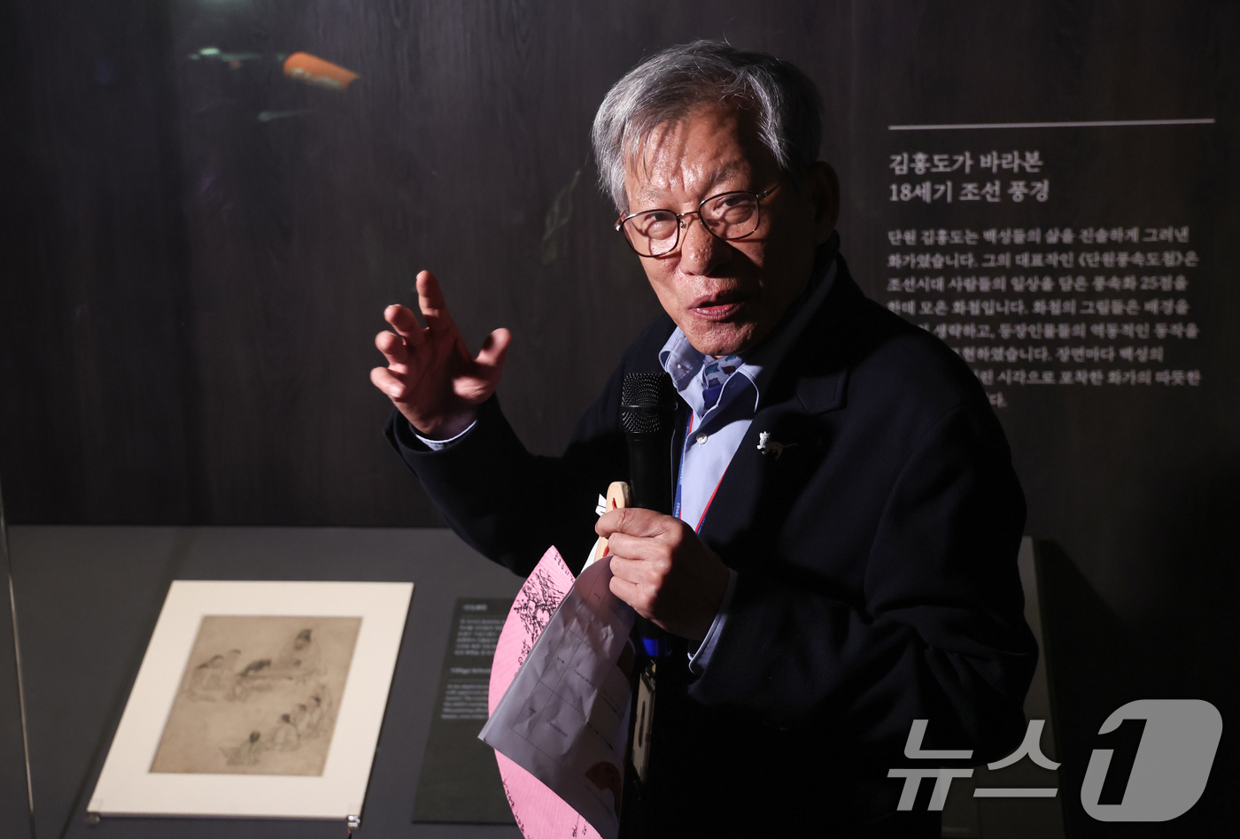 (서울=뉴스1) 임지훈 인턴기자 = 유홍준 국립중앙박물관장이 4일 오전 서울 용산구 국립중앙박물관 상설전시관 서화실에서 열린 '단원 김홍도, 시대를 그리다' 전시회에서 작품 설명을 …