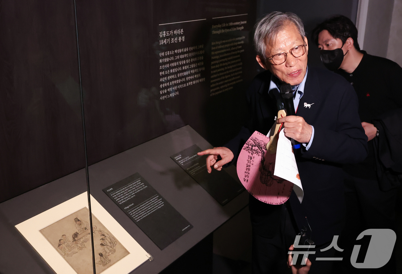 (서울=뉴스1) 임지훈 인턴기자 = 유홍준 국립중앙박물관장이 4일 오전 서울 용산구 국립중앙박물관 상설전시관 서화실에서 열린 '단원 김홍도, 시대를 그리다' 전시회에서 작품 설명을 …