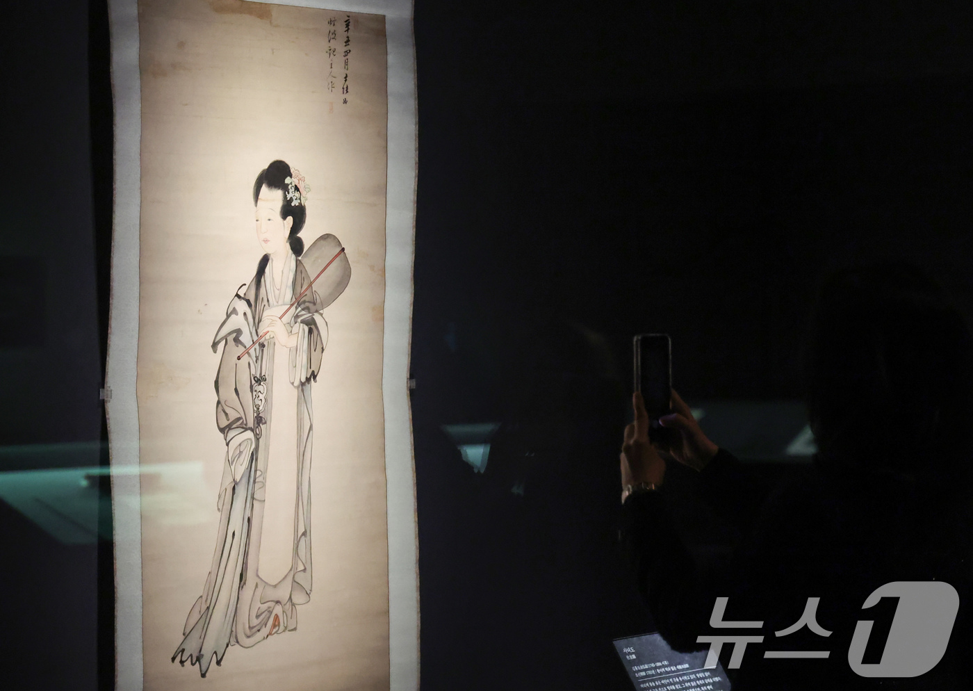 (서울=뉴스1) 임지훈 인턴기자 = 4일 오전 서울 용산구 국립중앙박물관 상설전시관 서화실에서 열린 '단원 김홍도, 시대를 그리다' 전시회에서 한 관람객이 '사녀도'를 살펴보고 있 …