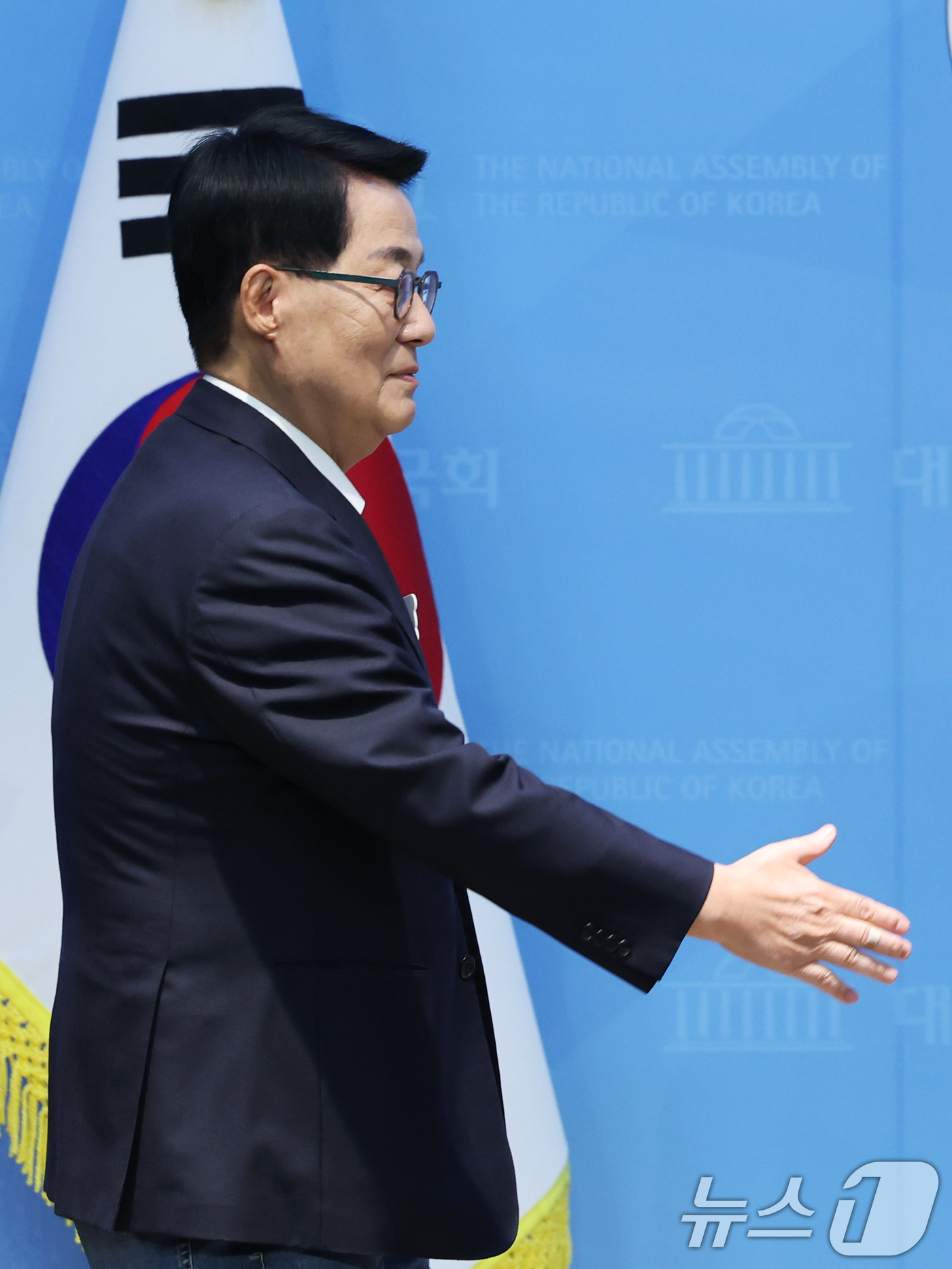(서울=뉴스1) 황기선 기자 = 박지원 더불어민주당 의원이 4일 오전 서울 여의도 국회 소통관에서 제22대 국회  하반기 국회의장 출마 기자회견을 위해 발걸음을 옮기고 있다. 20 …