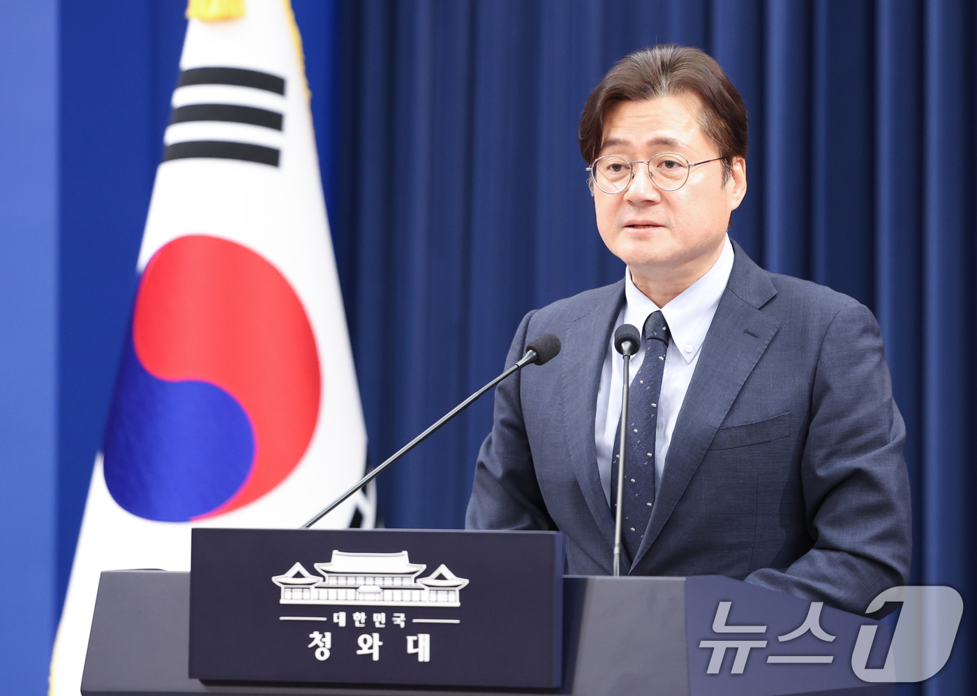 (서울=뉴스1) 허경 기자 = 홍익표 정무수석이 4일 청와대 춘추관에서 '조작기소 특검법' 관련 현안 브리핑을 하고 있다. 2026.5.4/뉴스1