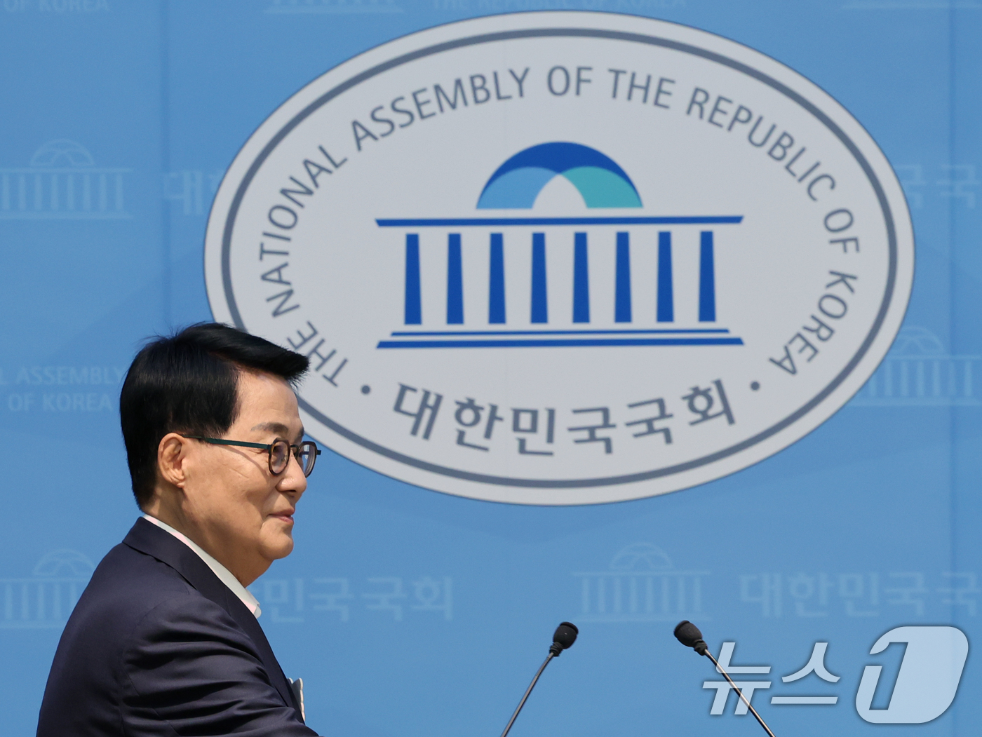 (서울=뉴스1) 황기선 기자 = 박지원 더불어민주당 의원이 4일 오전 서울 여의도 국회 소통관에서 제22대 국회  하반기 국회의장 출마 기자회견을 위해 발걸음을 옮기고 있다. 20 …