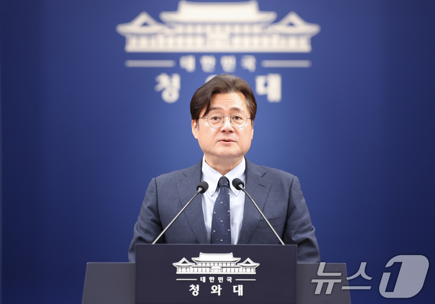 (서울=뉴스1) 허경 기자 = 홍익표 정무수석이 4일 청와대 춘추관에서 '조작기소 특검법' 관련 현안 브리핑을 하고 있다. 2026.5.4/뉴스1