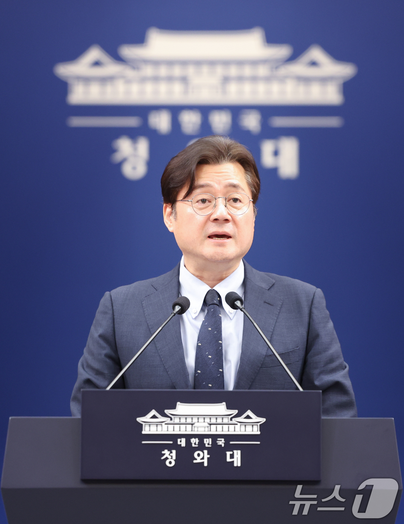 (서울=뉴스1) 허경 기자 = 홍익표 정무수석이 4일 청와대 춘추관에서 '조작기소 특검법' 관련 현안 브리핑을 하고 있다. 2026.5.4/뉴스1