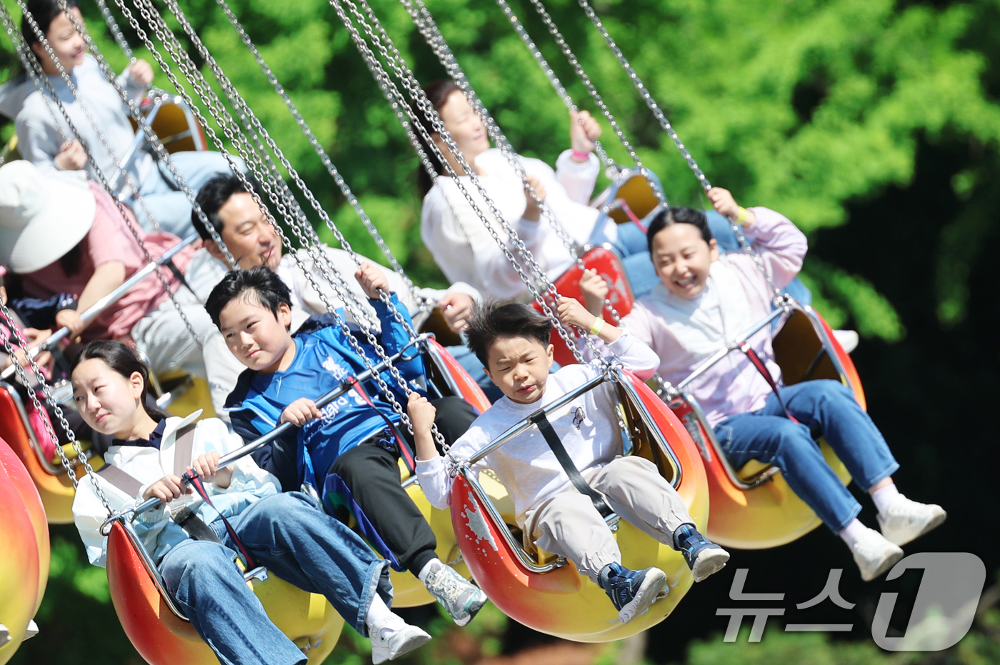 (서울=뉴스1) 오대일 기자 = 어린이날을 하루 앞둔 4일 서울 광진구 어린이대공원을 찾은 어린이들이 부모와 함께 놀이기구를 타며 즐거운 한때를 보내고 있다.  2026.5.4/뉴 …