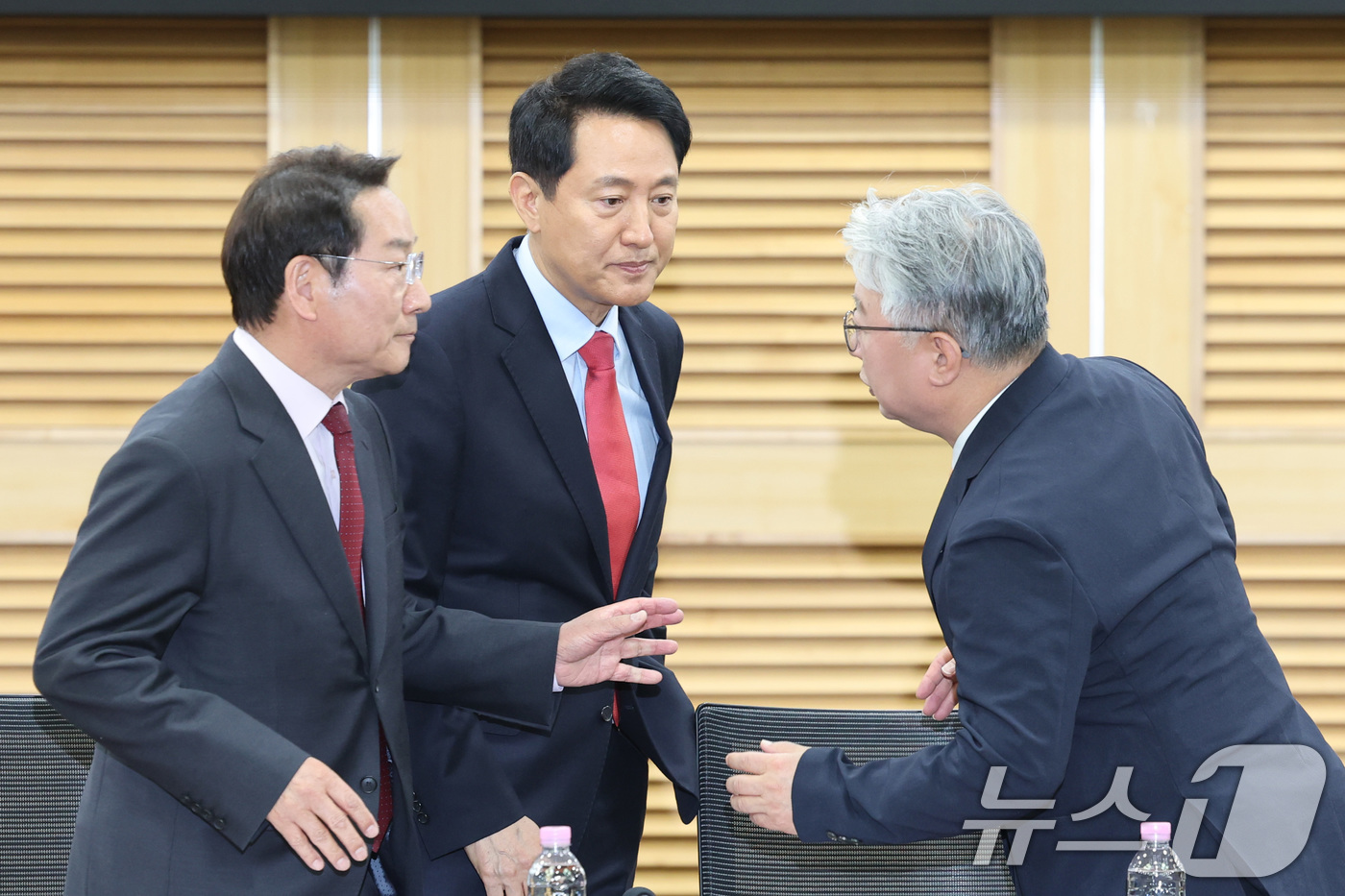 (서울=뉴스1) 신웅수 기자 = 오세훈 국민의힘 서울시장 후보와 유정복 국민의힘 인천시장 후보, 조응천 개혁신당 경기도지사 후보가 4일 서울 여의도 국회 의원회관에서 열린 사법내란 …