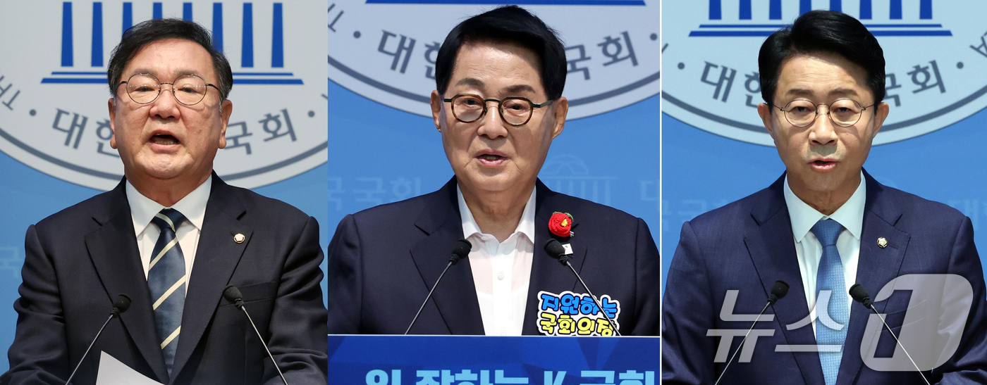 (서울=뉴스1) 황기선 기자 = 김태년(왼쪽부터), 박지원, 조정식 더불어민주당 의원이 4일 오전 서울 여의도 국회 소통관에서 제22대 국회   하반기 국회의장 출마 기자회견을 하 …